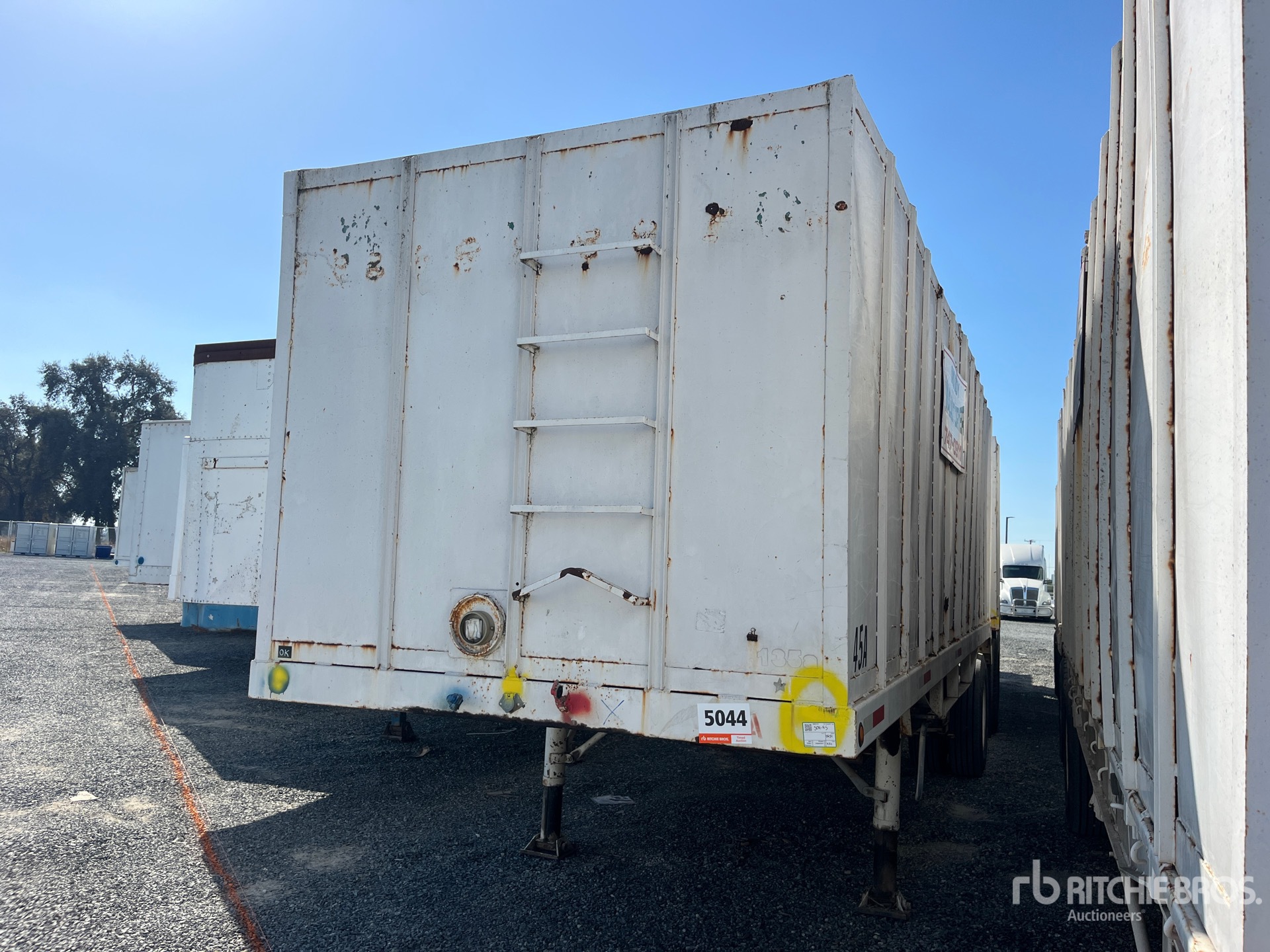 General Appearance with Bild, Ecke vorne links