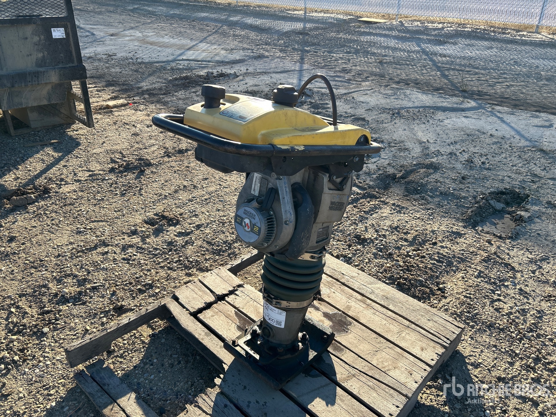 General Appearance with Bild, Ecke vorne links