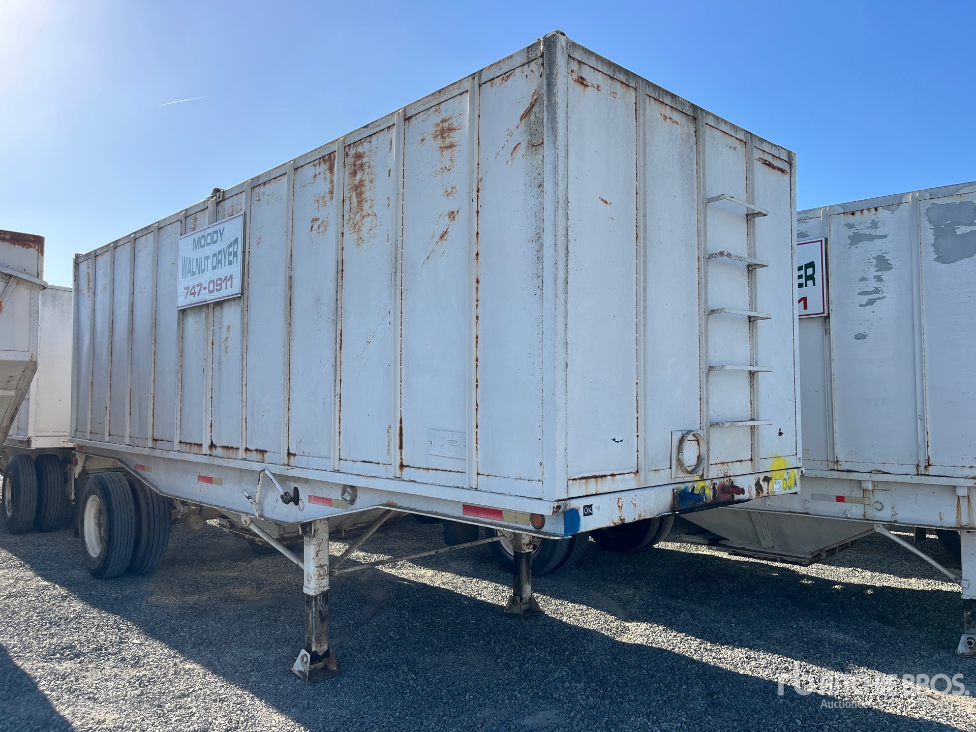 General Appearance with Bild, Ecke vorne rechts