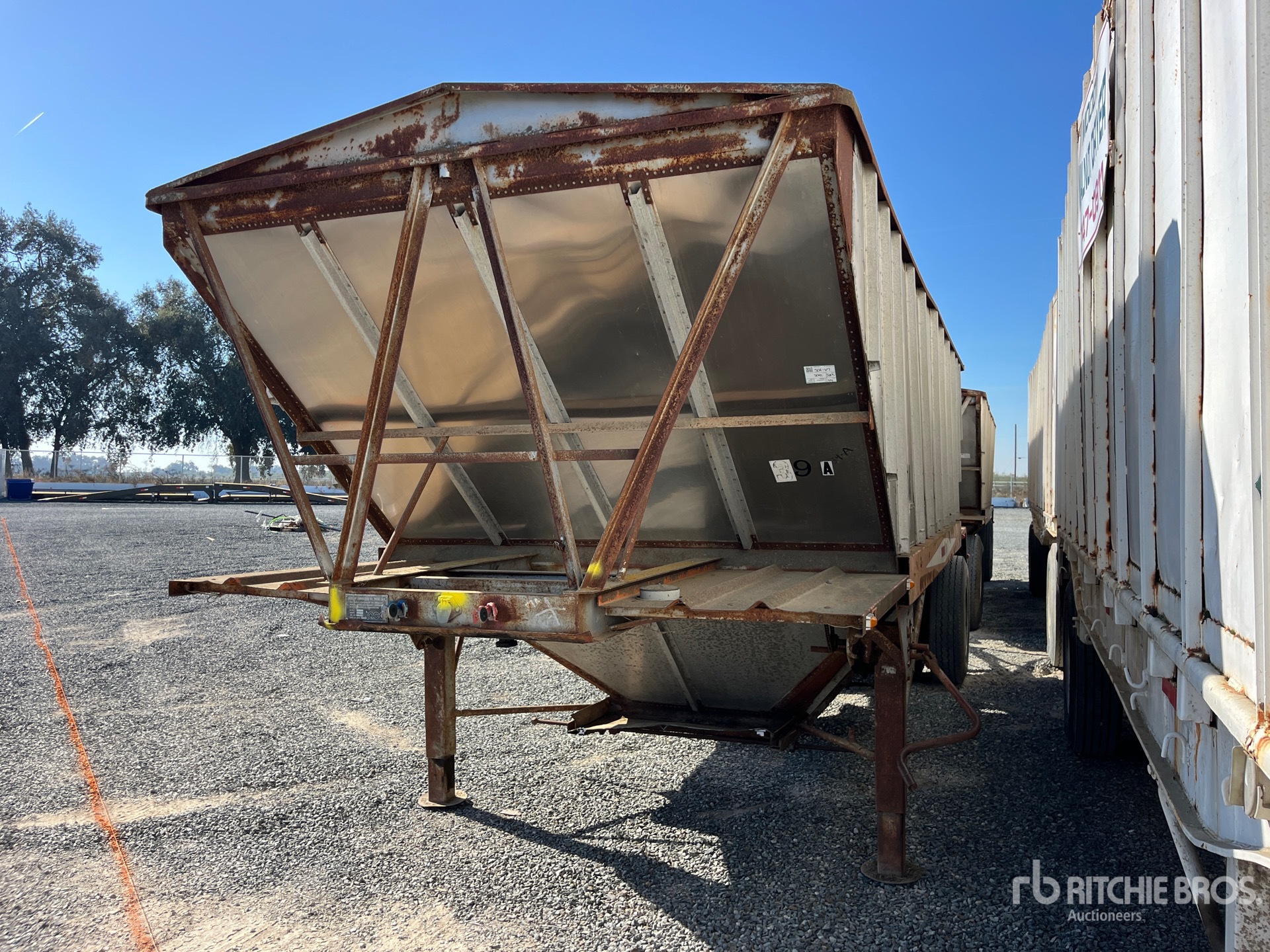 General Appearance with Bild, Ecke vorne links