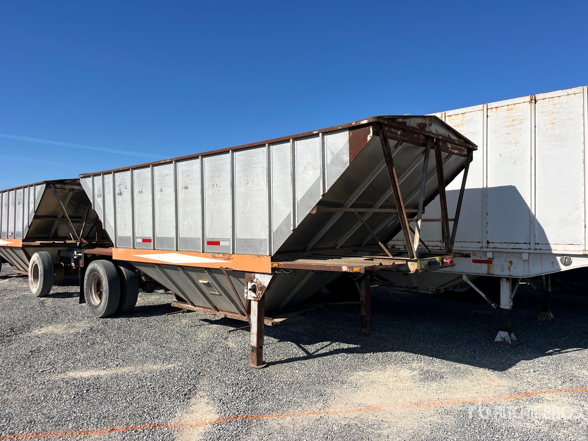 General Appearance with Bild, Ecke vorne rechts