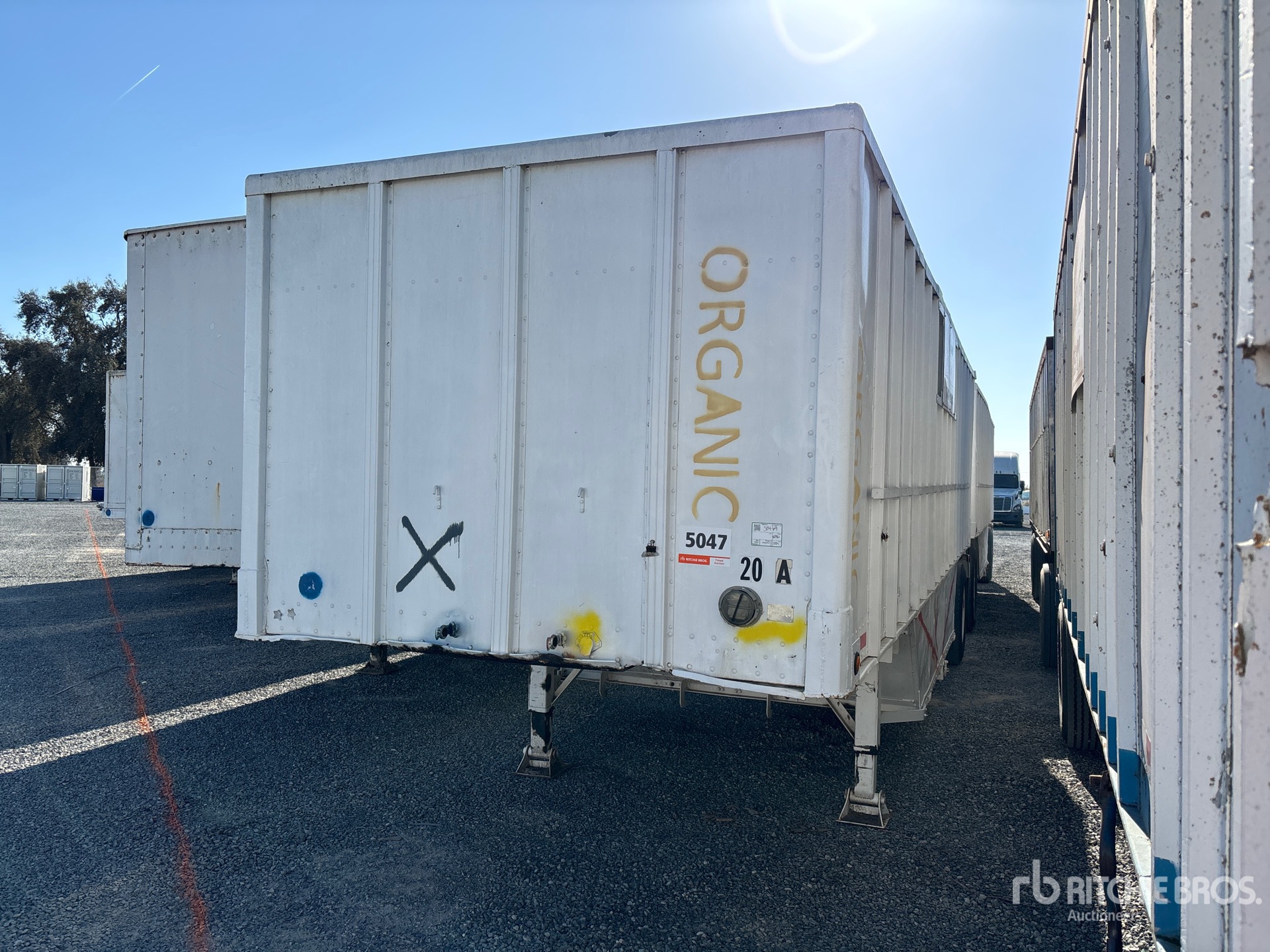 General Appearance with Bild, Ecke vorne links