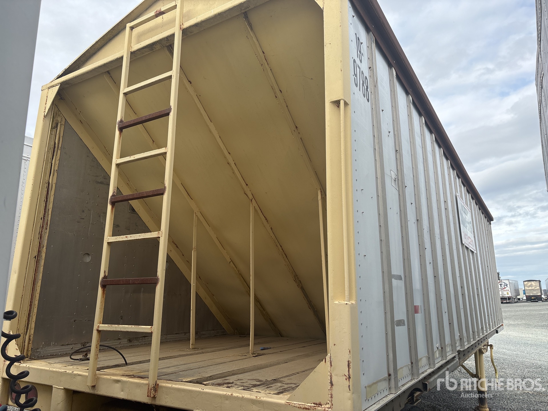 General Appearance with Foto, angolo anteriore sinistro