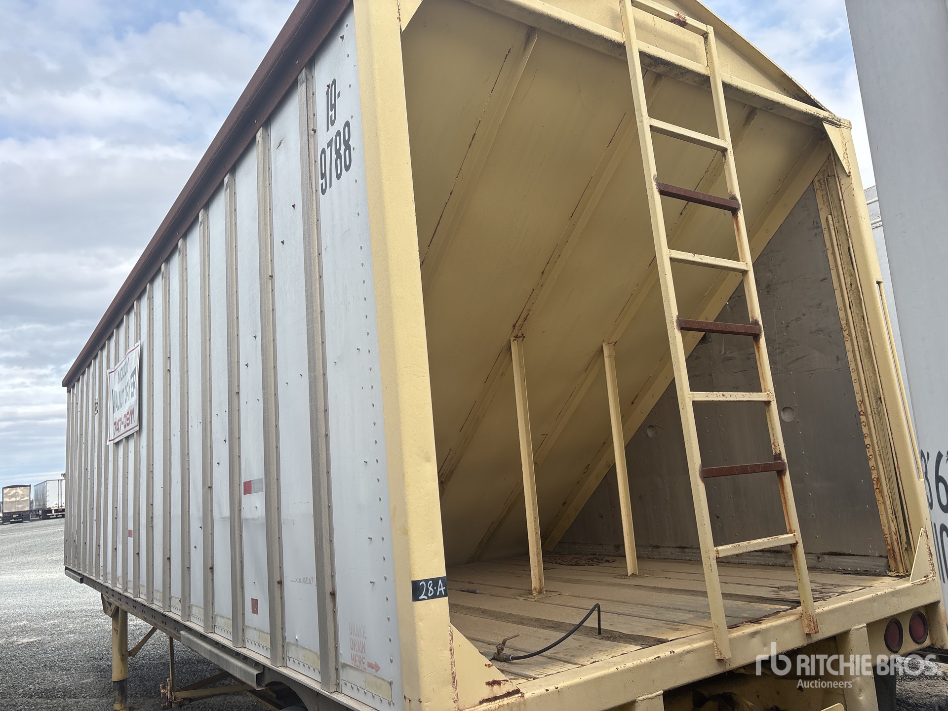 General Appearance with Foto, angolo posteriore sinistro