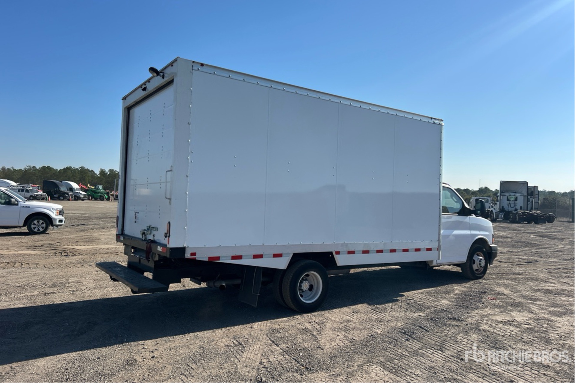 Aspect général with Image, coin arrière droit