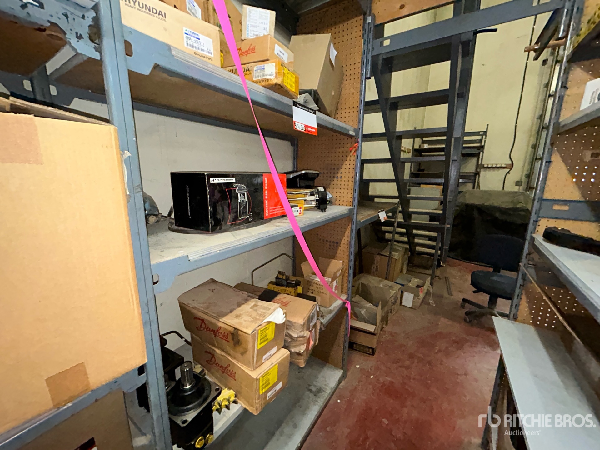 General Appearance with Bild, Ecke vorne rechts