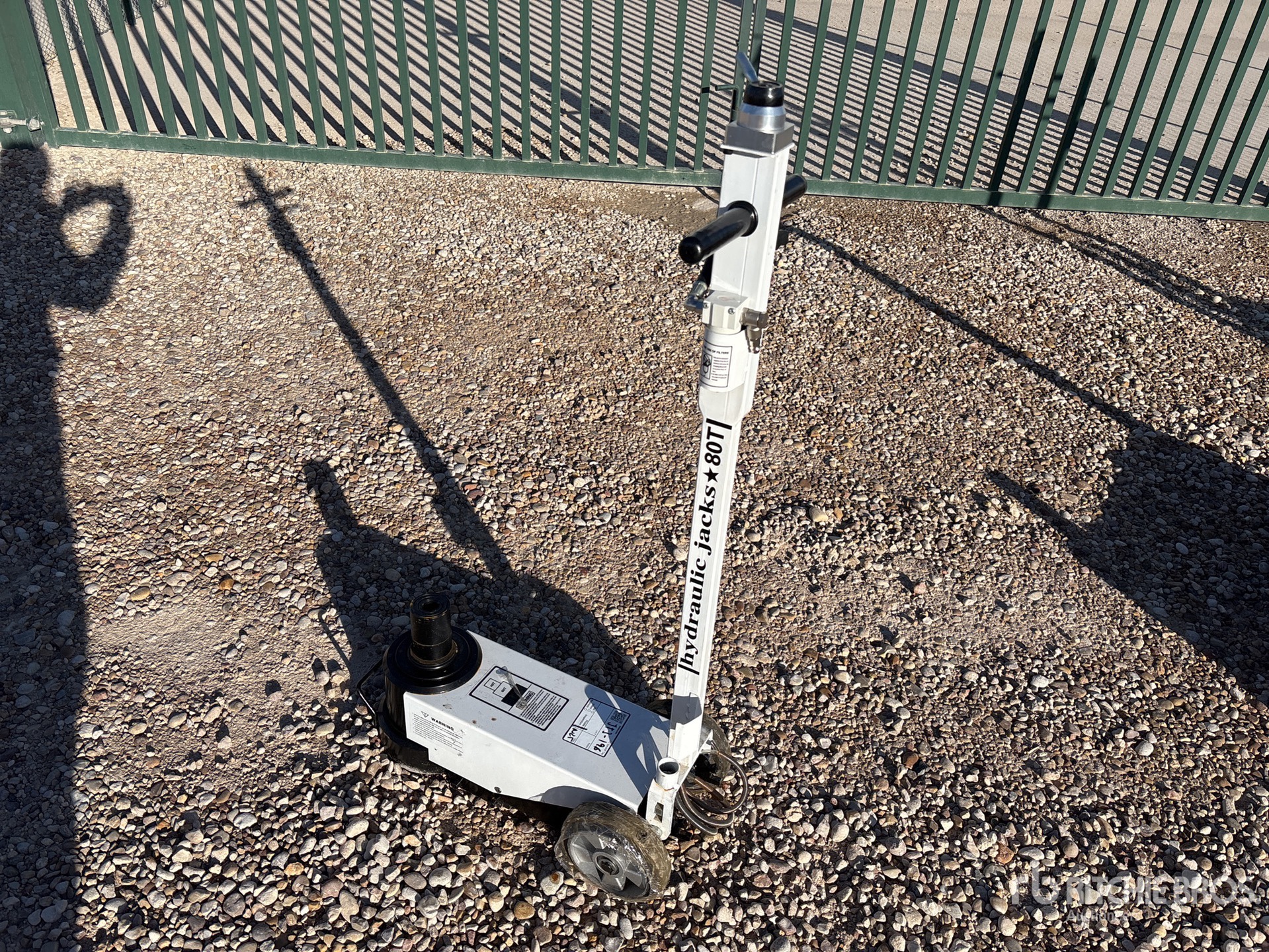 General Appearance with Bild, Ecke vorne rechts