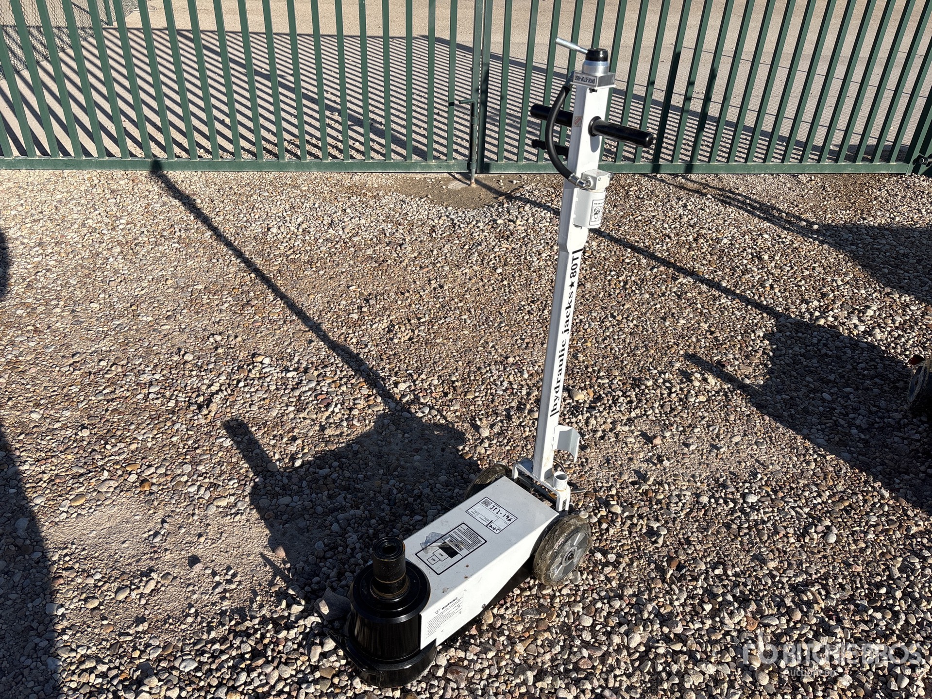 General Appearance with Bild, Ecke vorne links