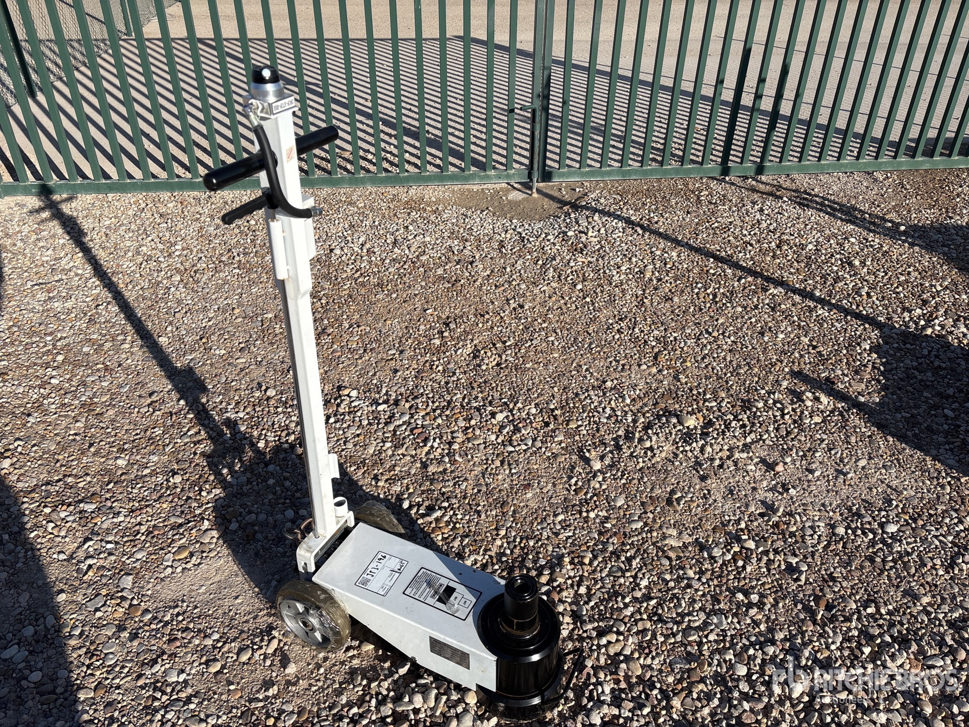 General Appearance with Bild, Ecke hinten links