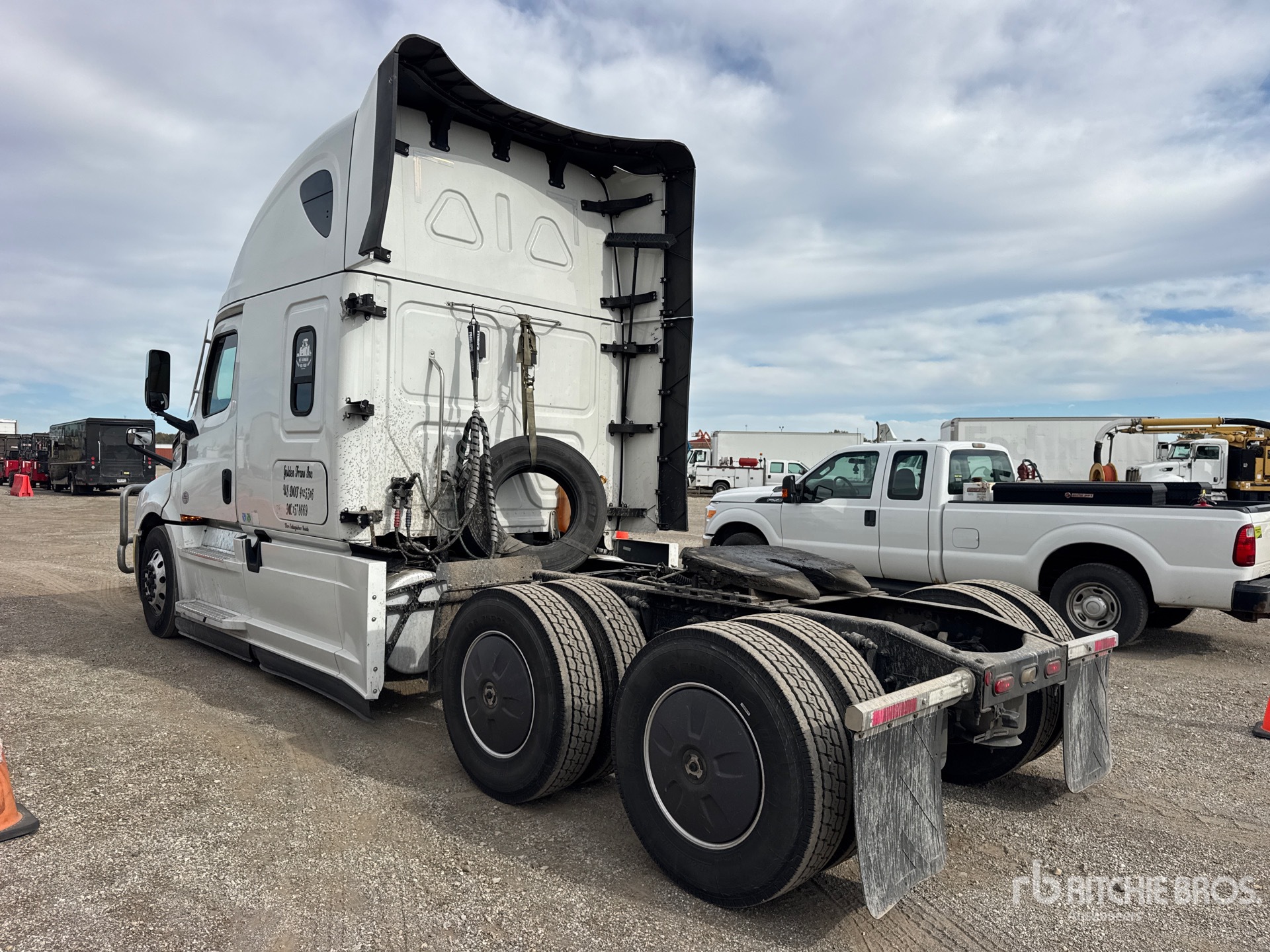 General Appearance with Foto, angolo posteriore sinistro