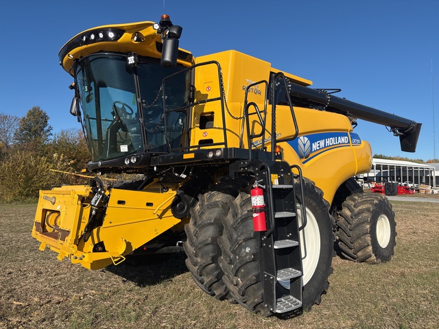 2022 New Holland CR7.90 4x4 Combine Harvester