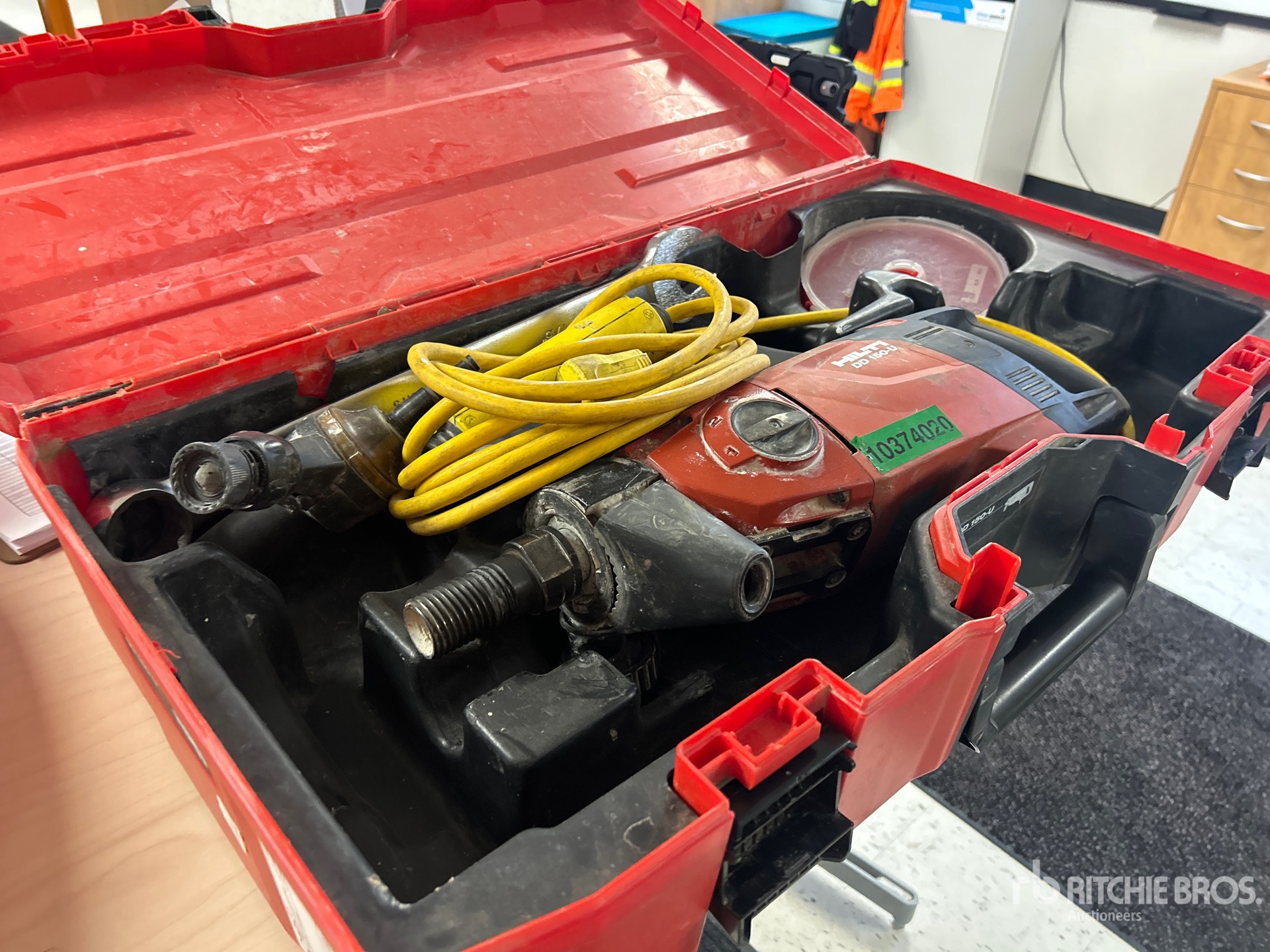 General Appearance with Bild, Ecke vorne rechts