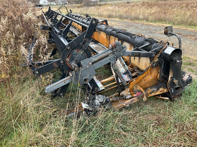 Massey Ferguson 9250 Draper Combine Header (Inoperable) Massey Ferguson 9250 Draper Combine Header (Inoperable)