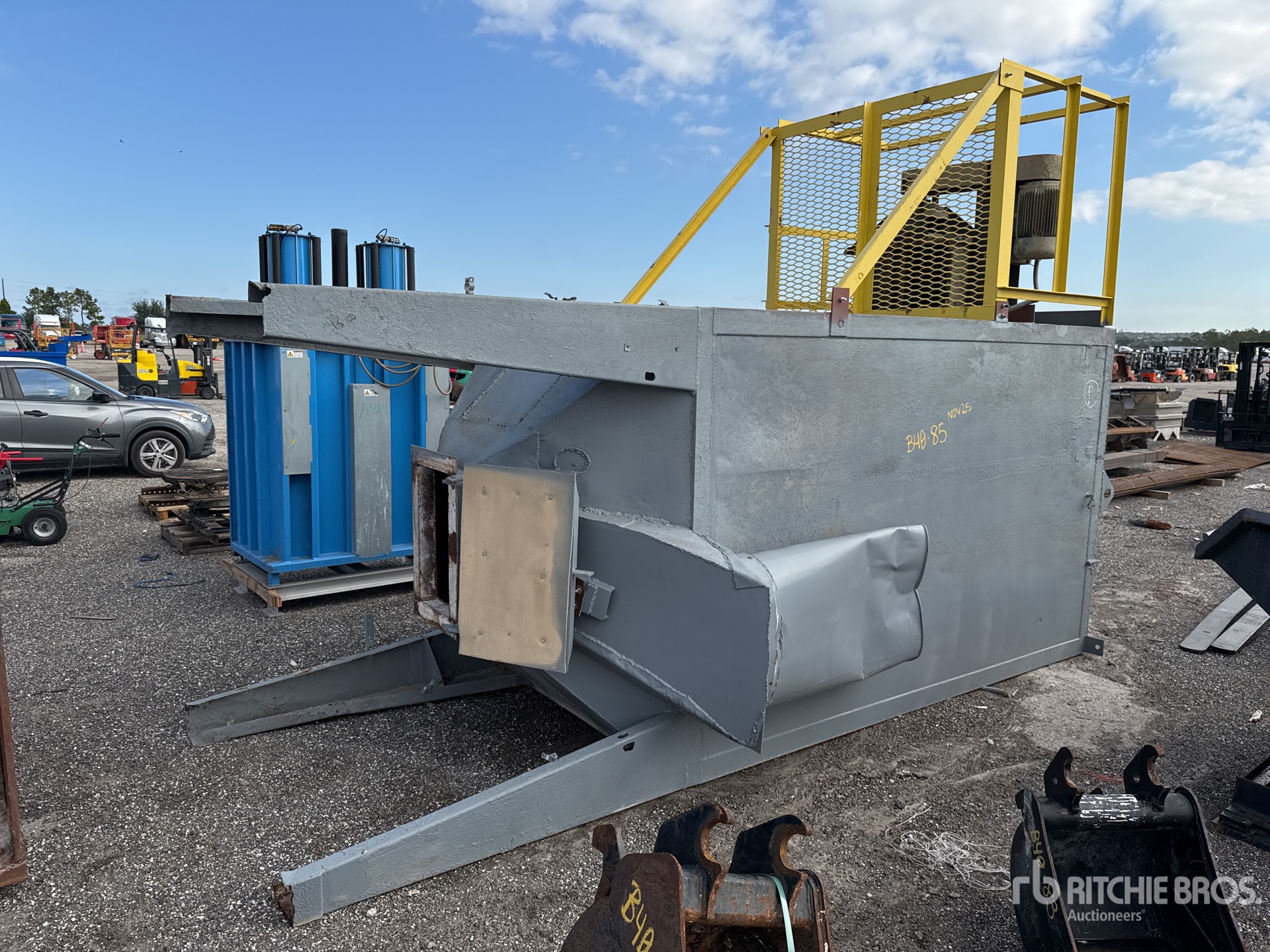 General Appearance with Bild, Ecke vorne links