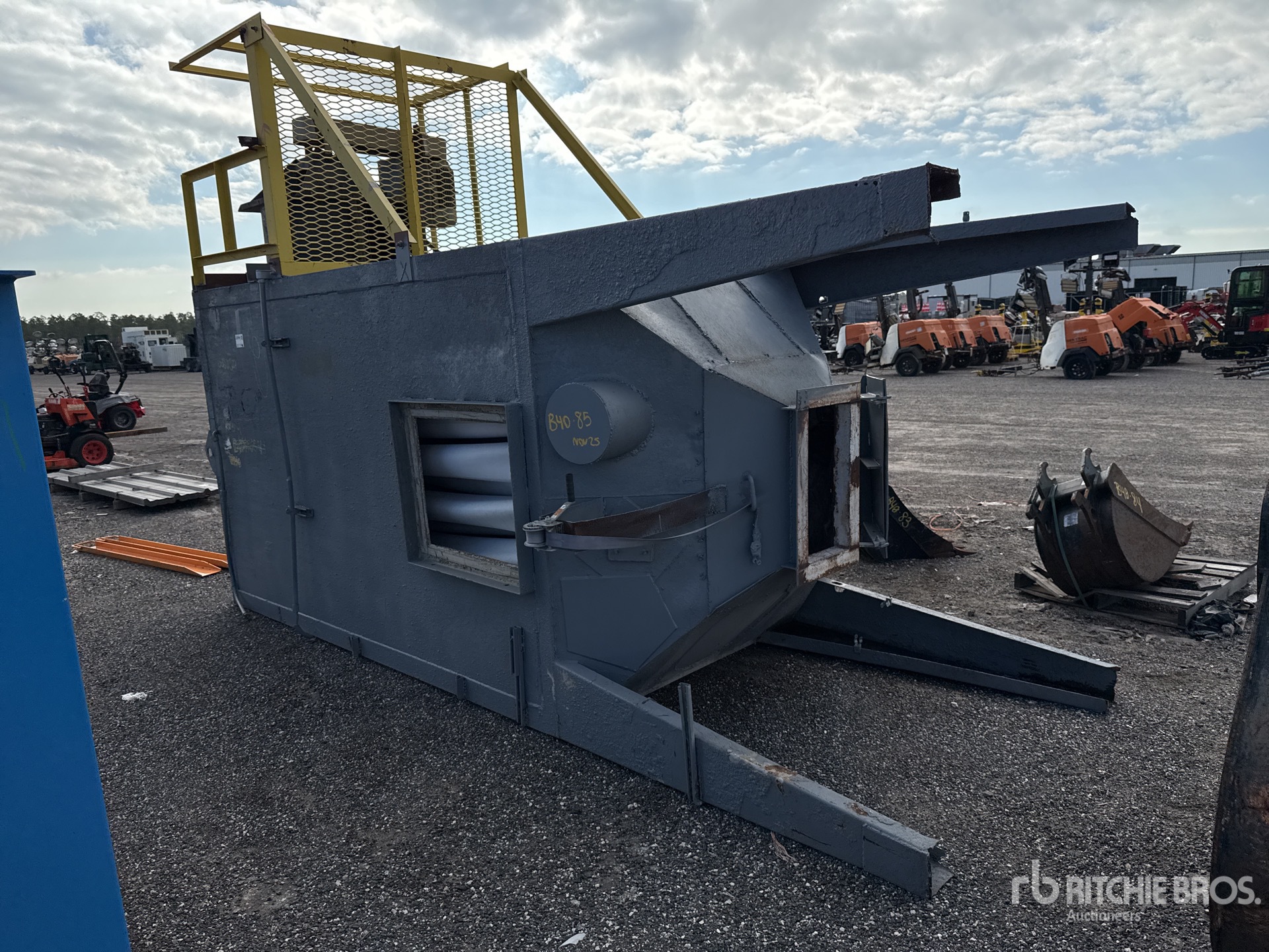 General Appearance with Bild, Ecke vorne rechts