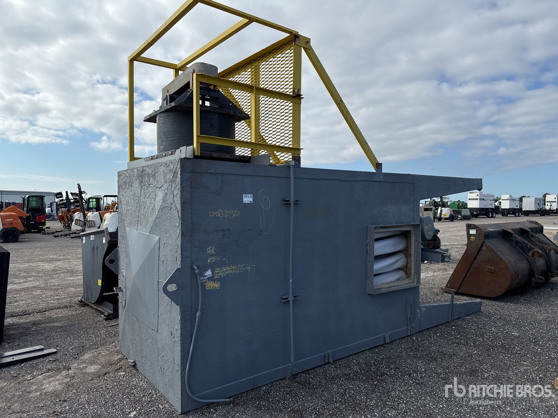 General Appearance with Bild, Ecke hinten rechts