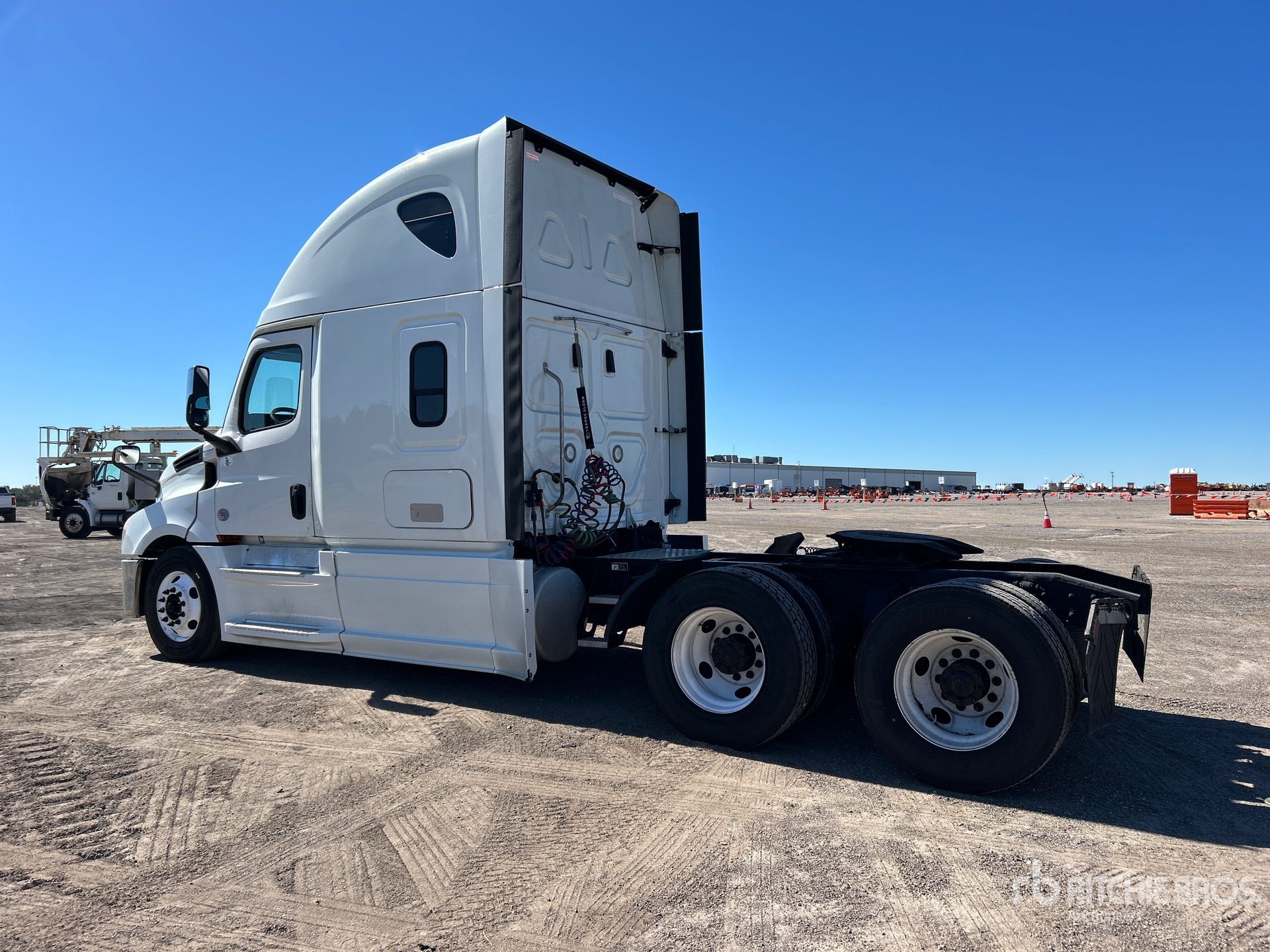 General Appearance with Foto, angolo posteriore sinistro