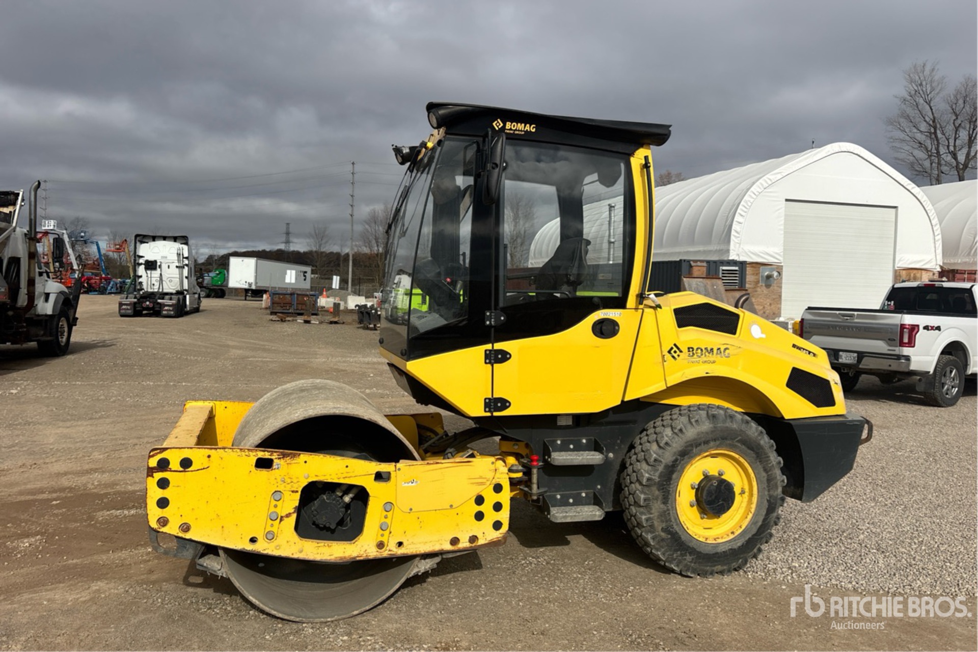 General Appearance with Bild, Ecke vorne links