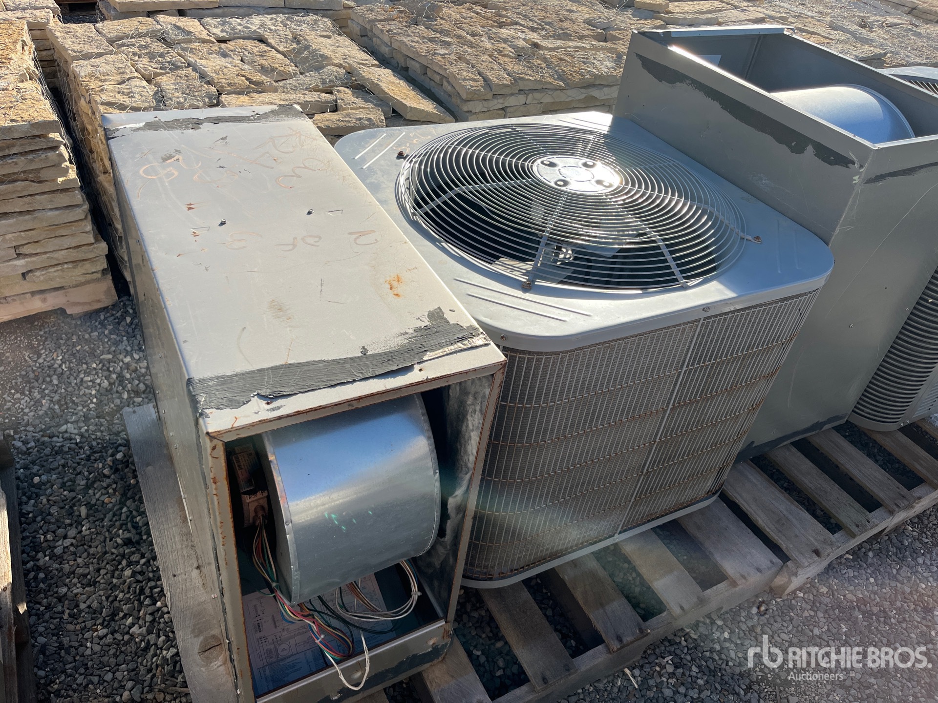 General Appearance with Image, coin avant droit