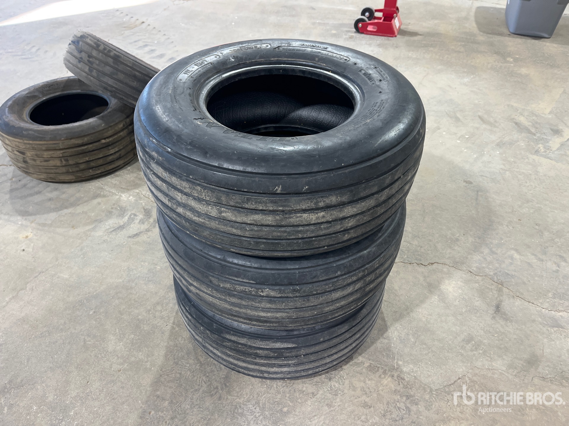 General Appearance with Bild, Ecke vorne links