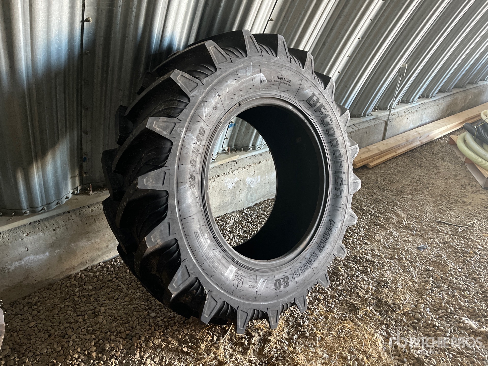 General Appearance with Bild, Ecke vorne links