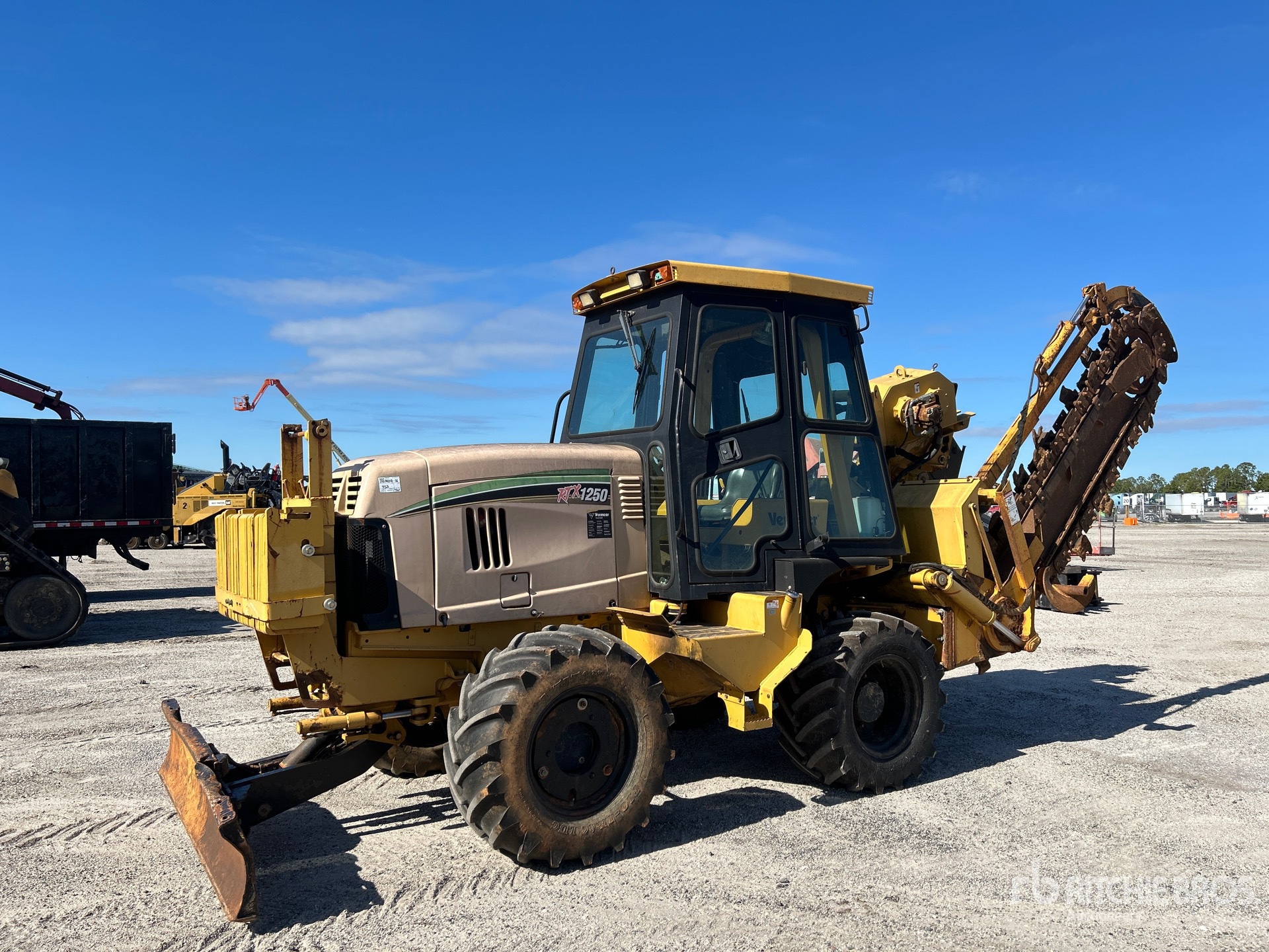 General Appearance with Foto, angolo anteriore sinistro