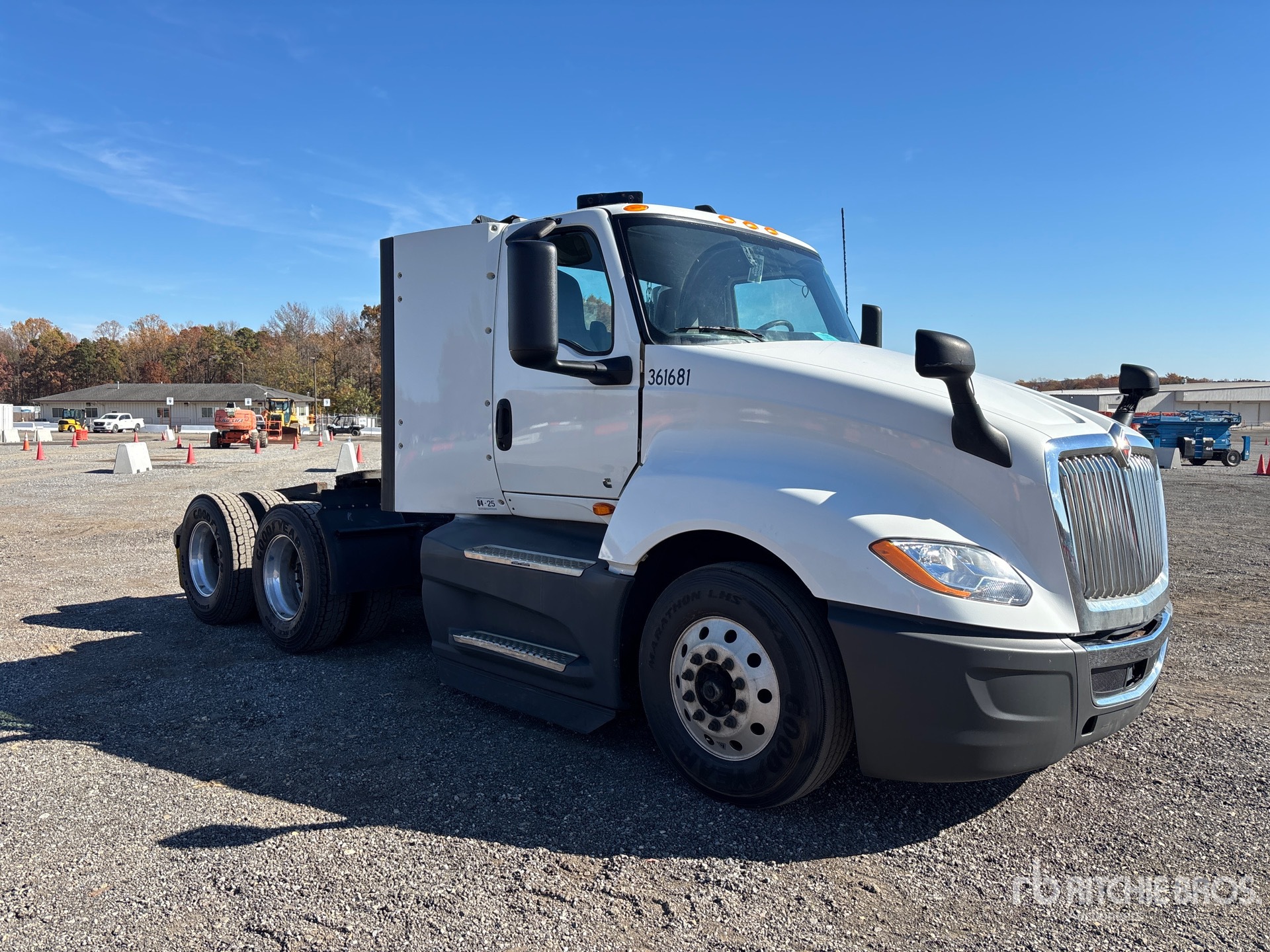 General Appearance with Bild, Ecke vorne rechts