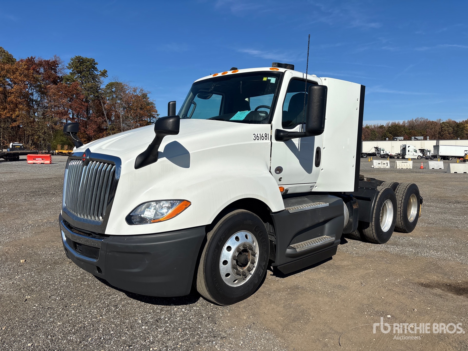 General Appearance with Bild, Ecke vorne links