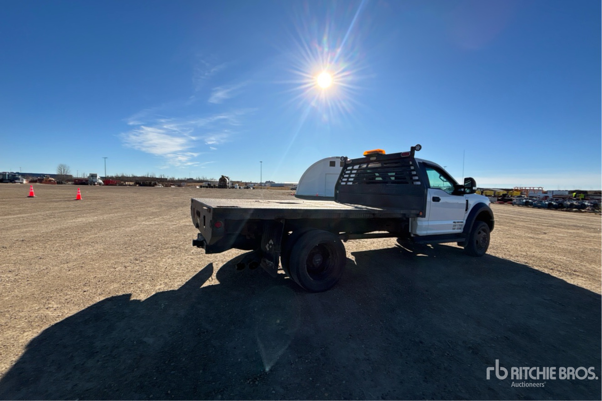 Aspect général with Image, coin arrière droit