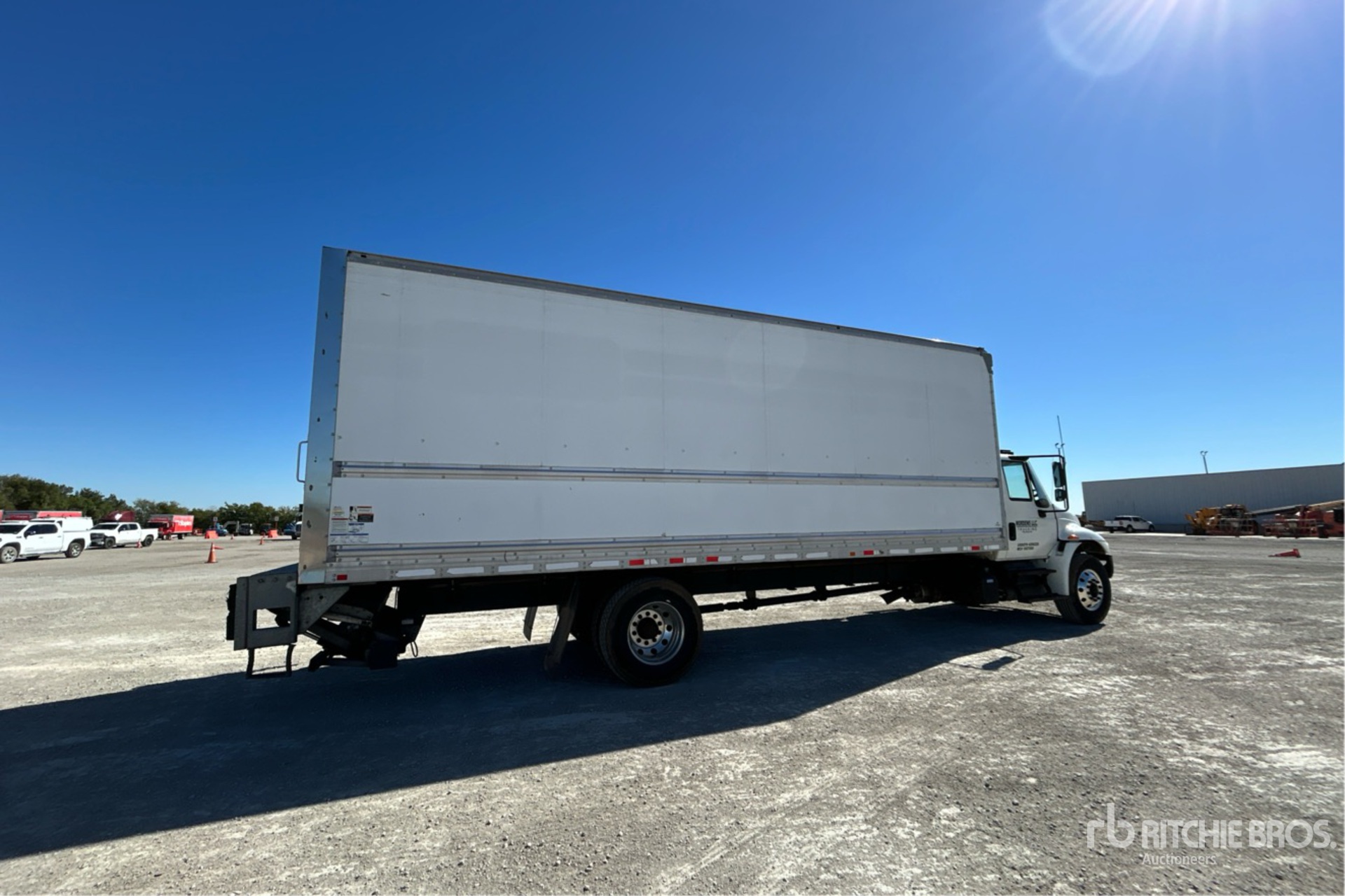 Aspect général with Image, coin arrière droit