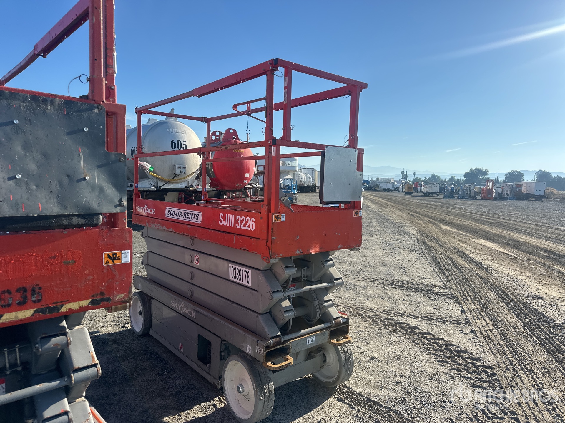 General Appearance with Picture, Right Front Corner