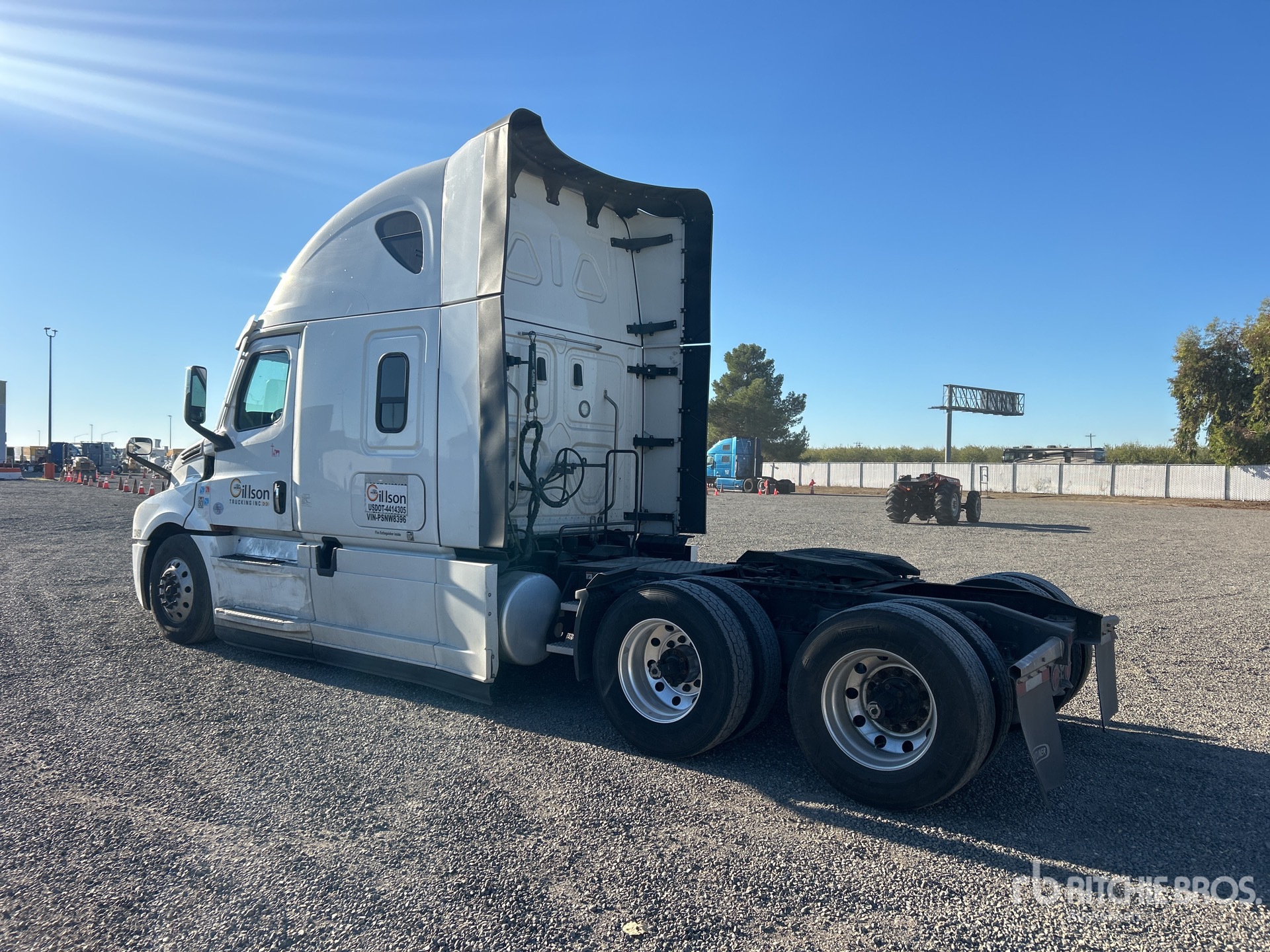 General Appearance with Foto, angolo posteriore sinistro