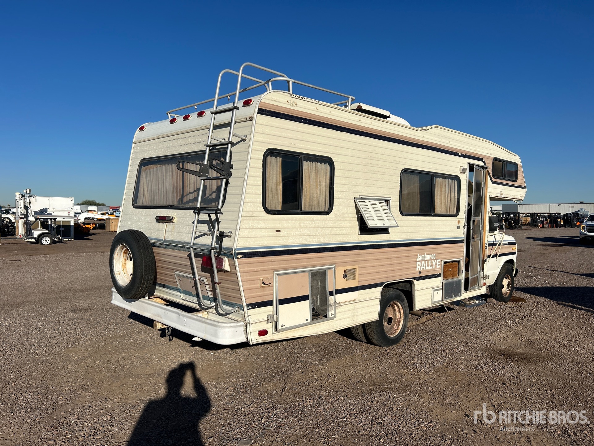 General Appearance with Foto, angolo anteriore sinistro