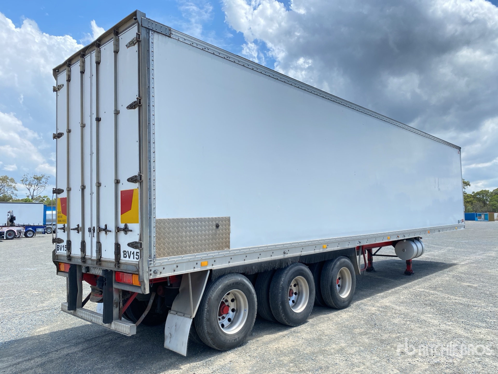 General Appearance with Bild, Ecke hinten links