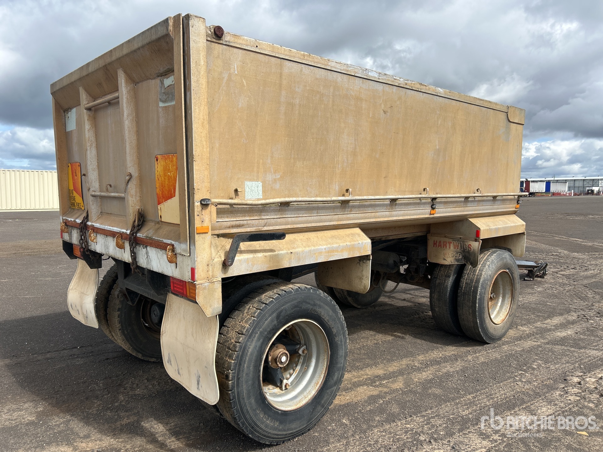 General Appearance with Foto, angolo posteriore sinistro