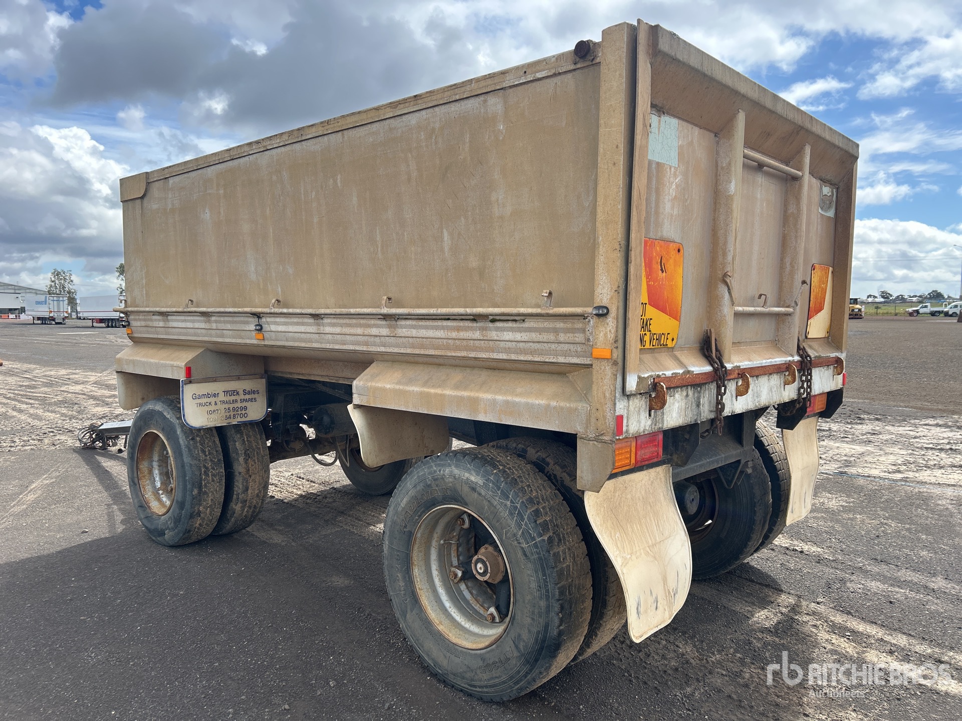 General Appearance with Foto, angolo anteriore sinistro