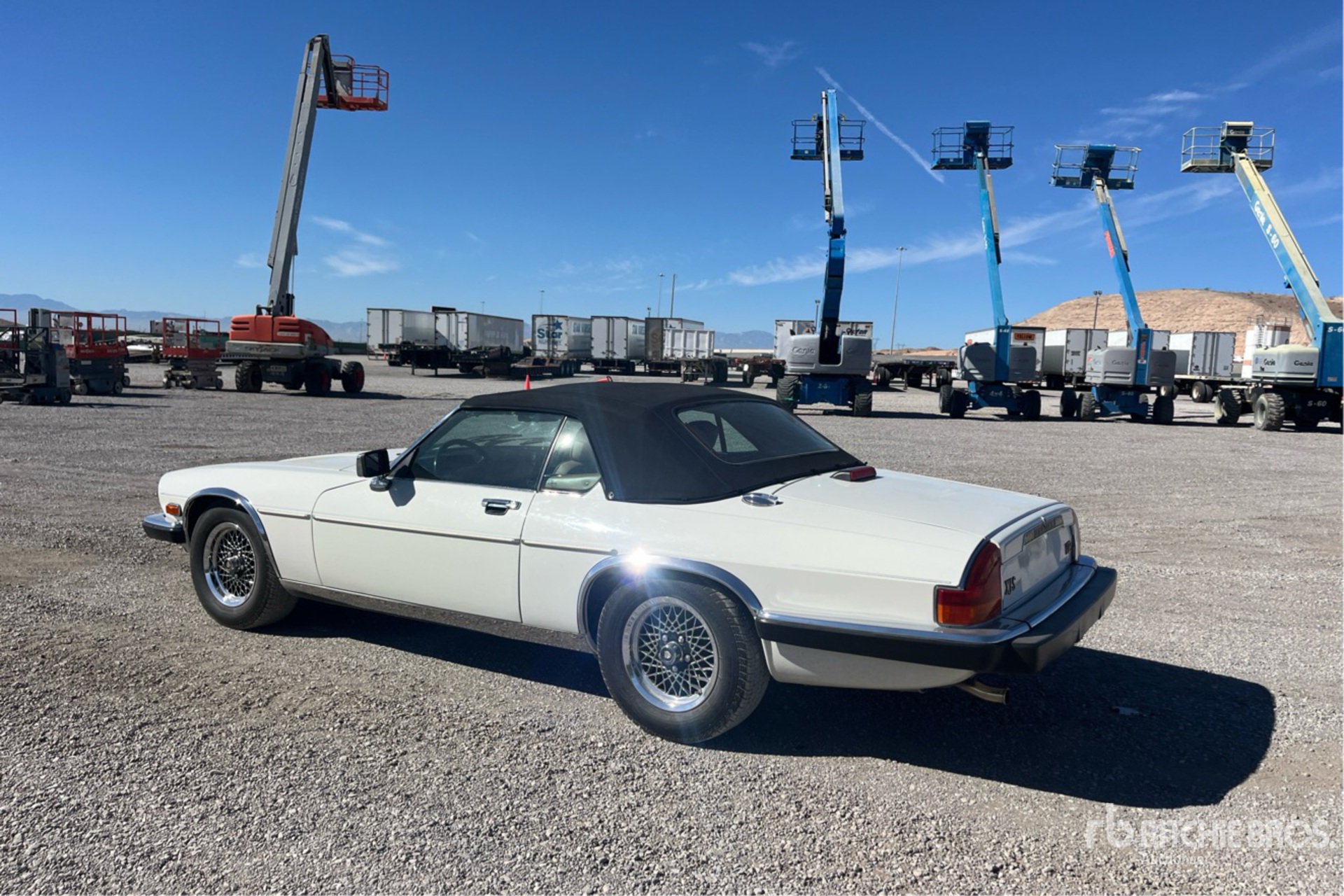 Aspect général with Image, coin arrière gauche