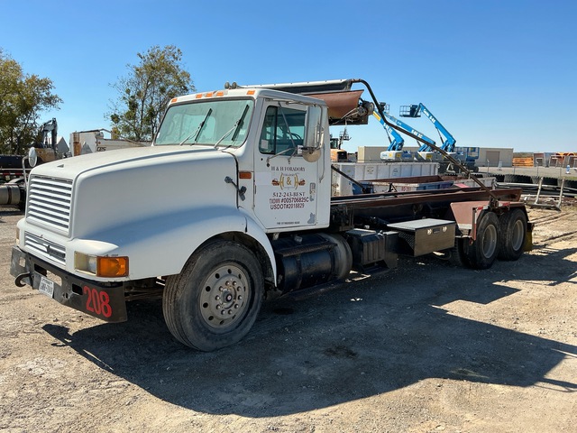 1995 International 8200 6x4 6x4 Roll-Off Truck (Inoperable) 1995 International 8200 6x4 6x4 Roll-Off Truck (Inoperable)