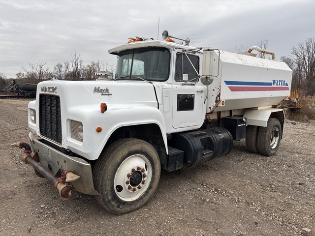 1989 Mack R690T 4x2 Water Truck