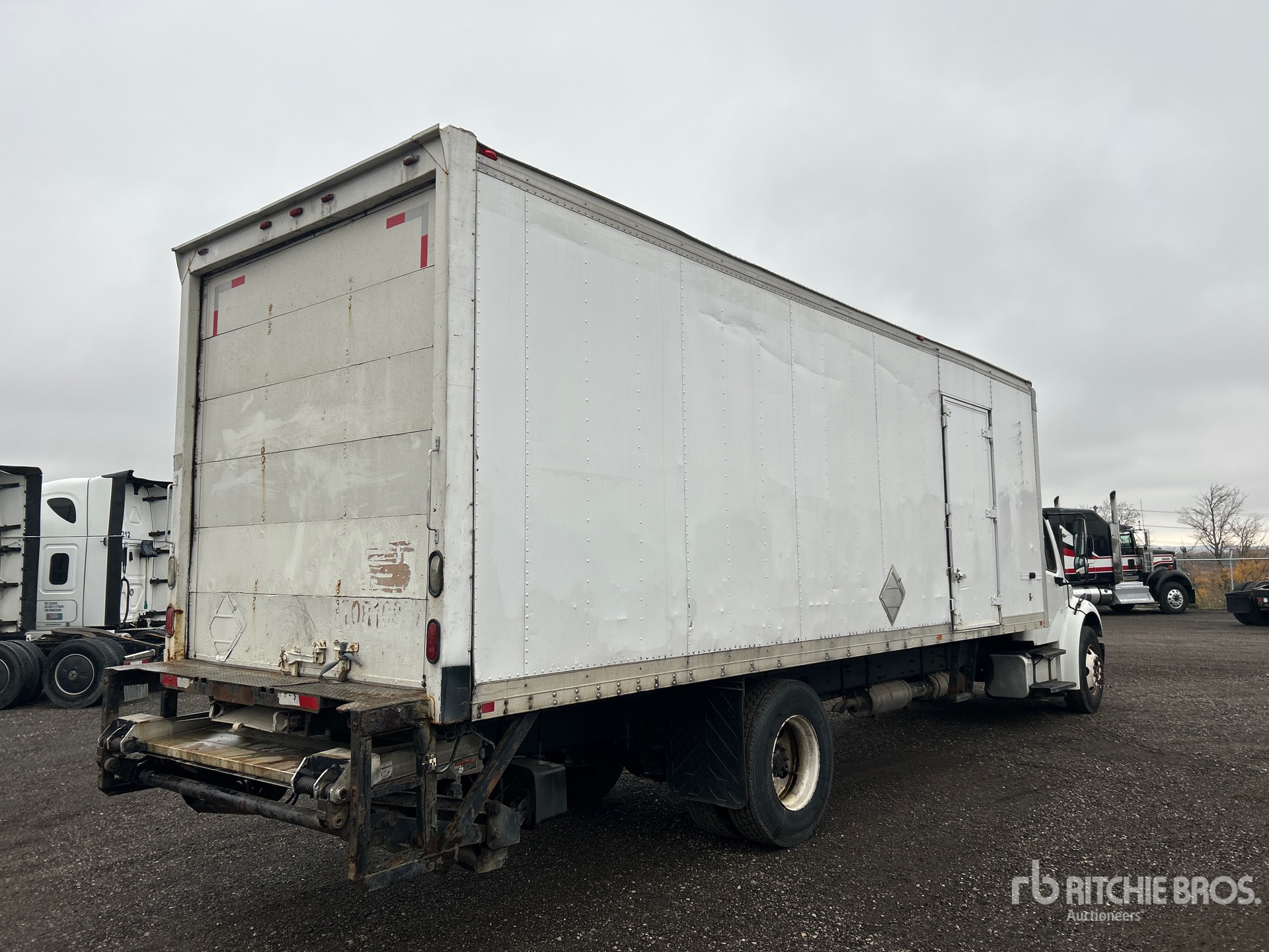 Aspect général with Image, coin arrière droit