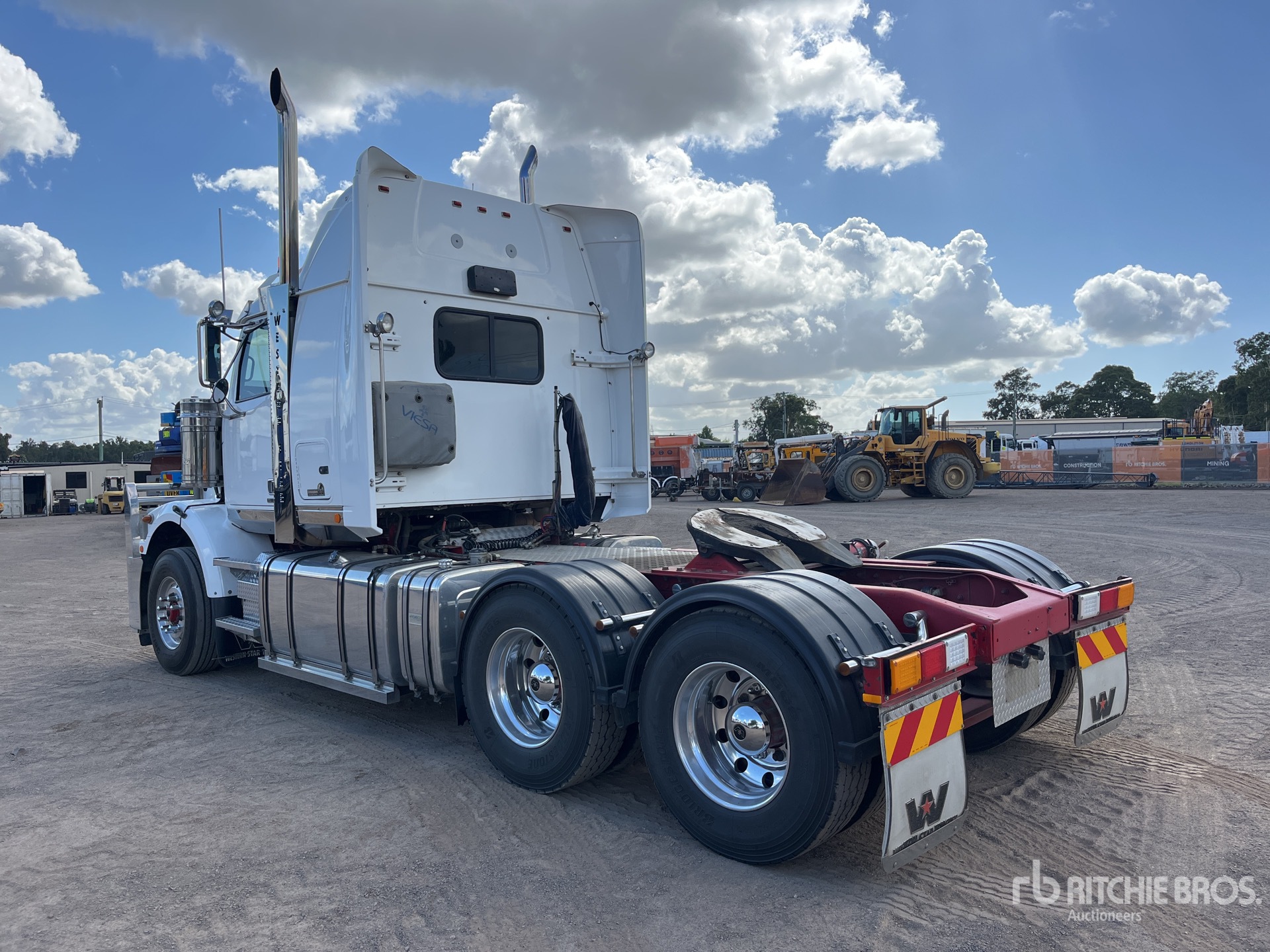 General Appearance with Foto, angolo anteriore sinistro