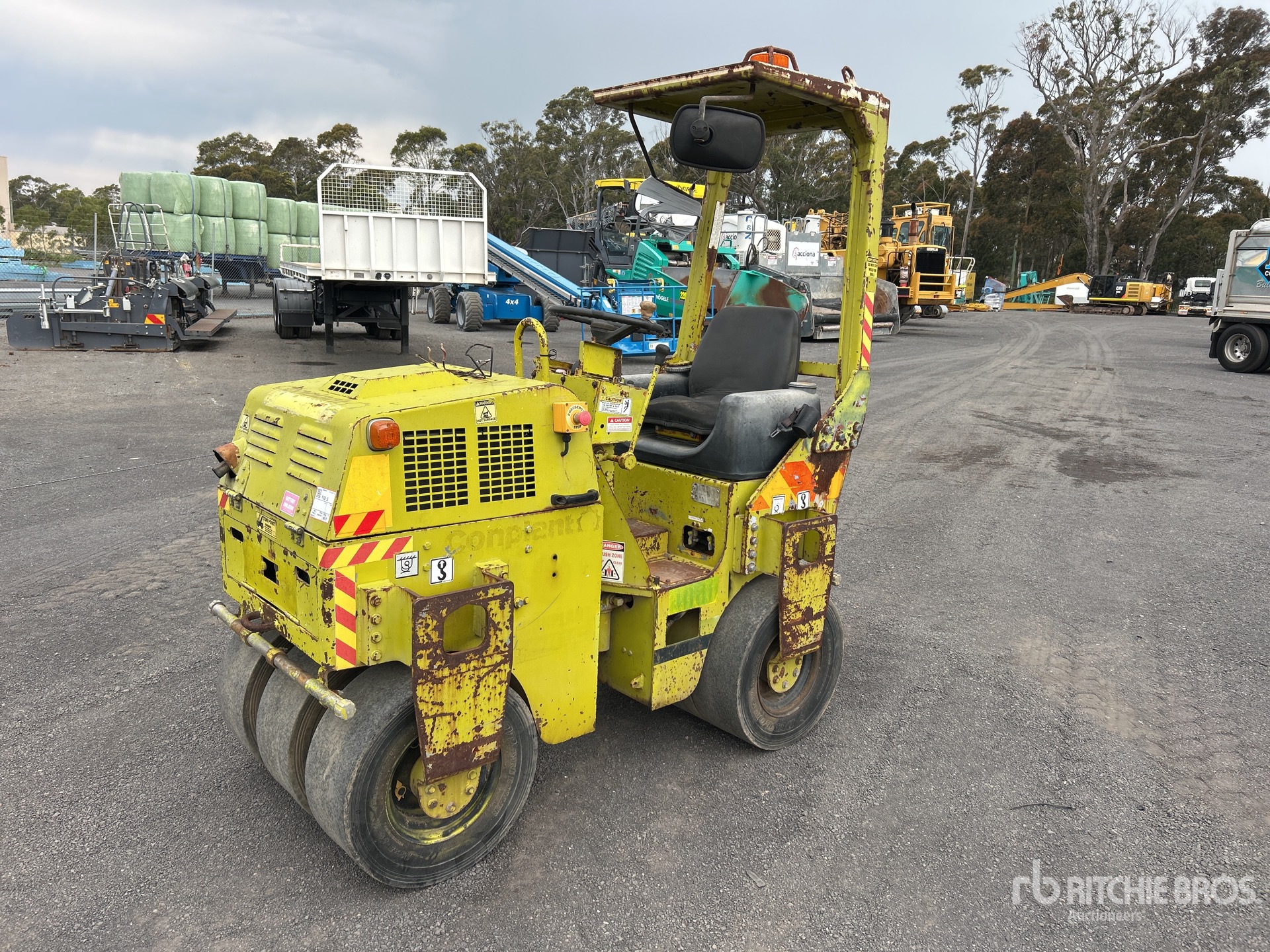 General Appearance with Bild, Ecke vorne links