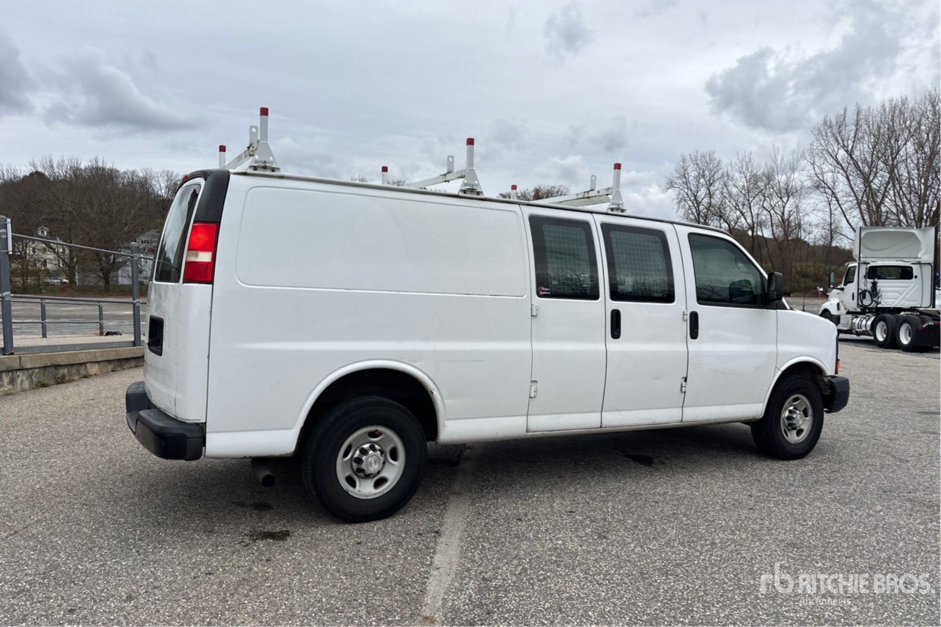 Aspect général with Image, coin arrière droit