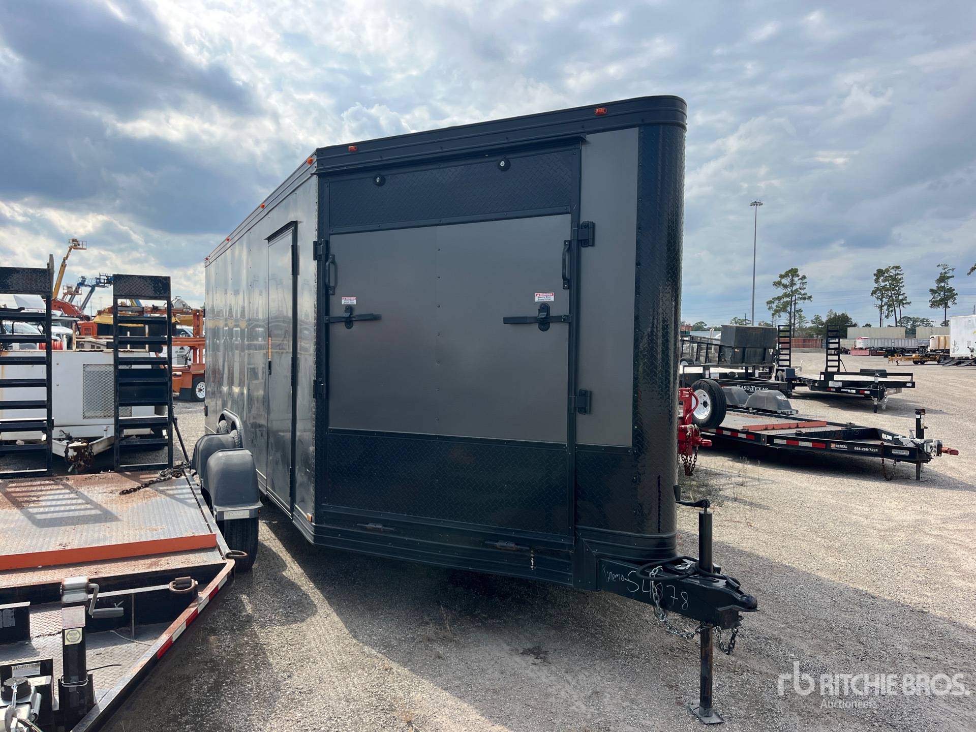 General Appearance with Bild, Ecke vorne rechts