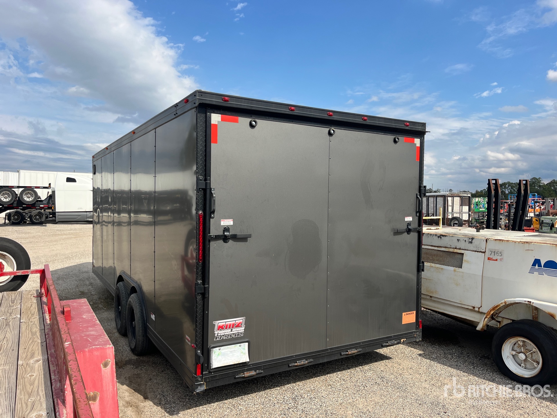 General Appearance with Bild, Ecke hinten links