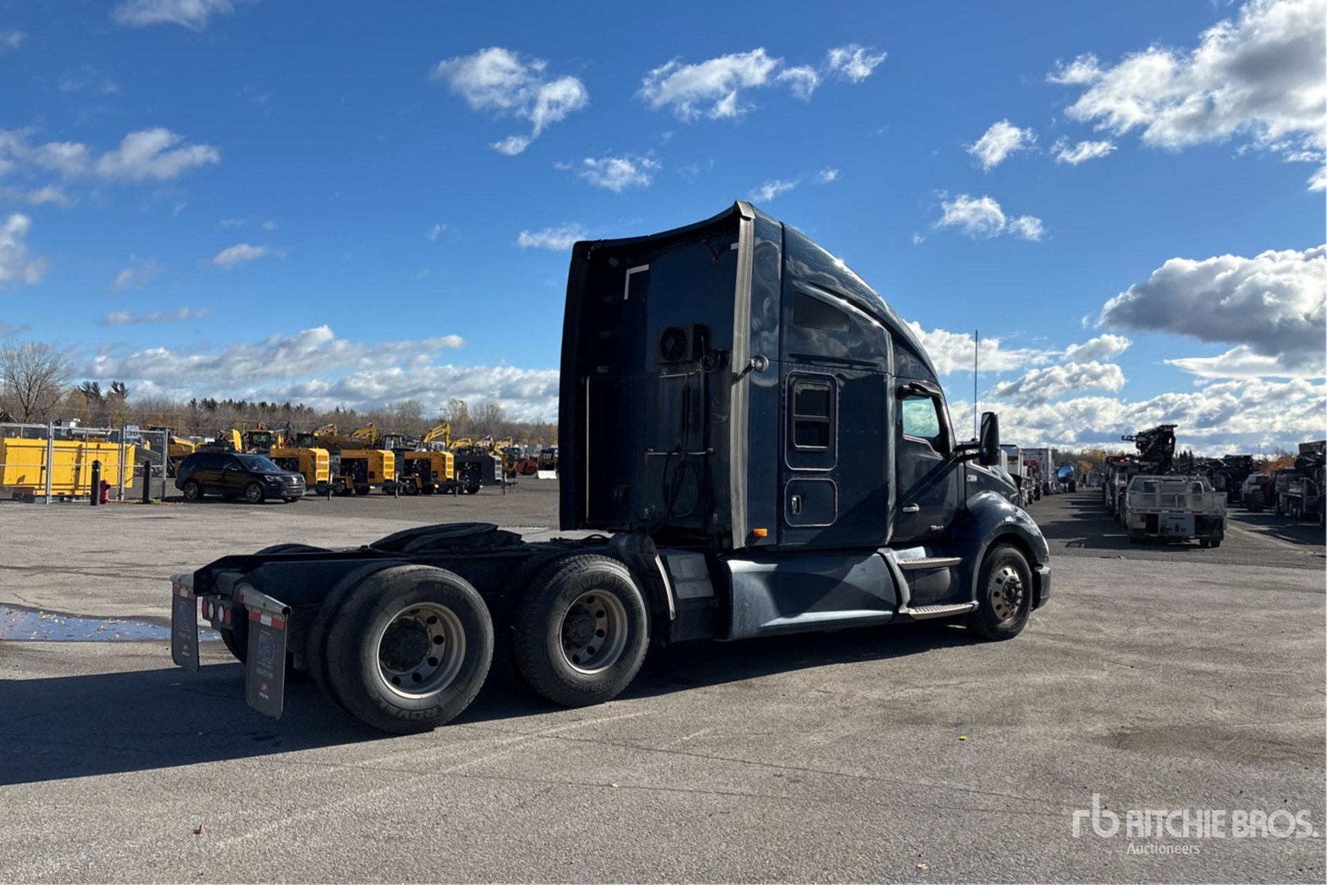 General Appearance with Foto, angolo anteriore sinistro