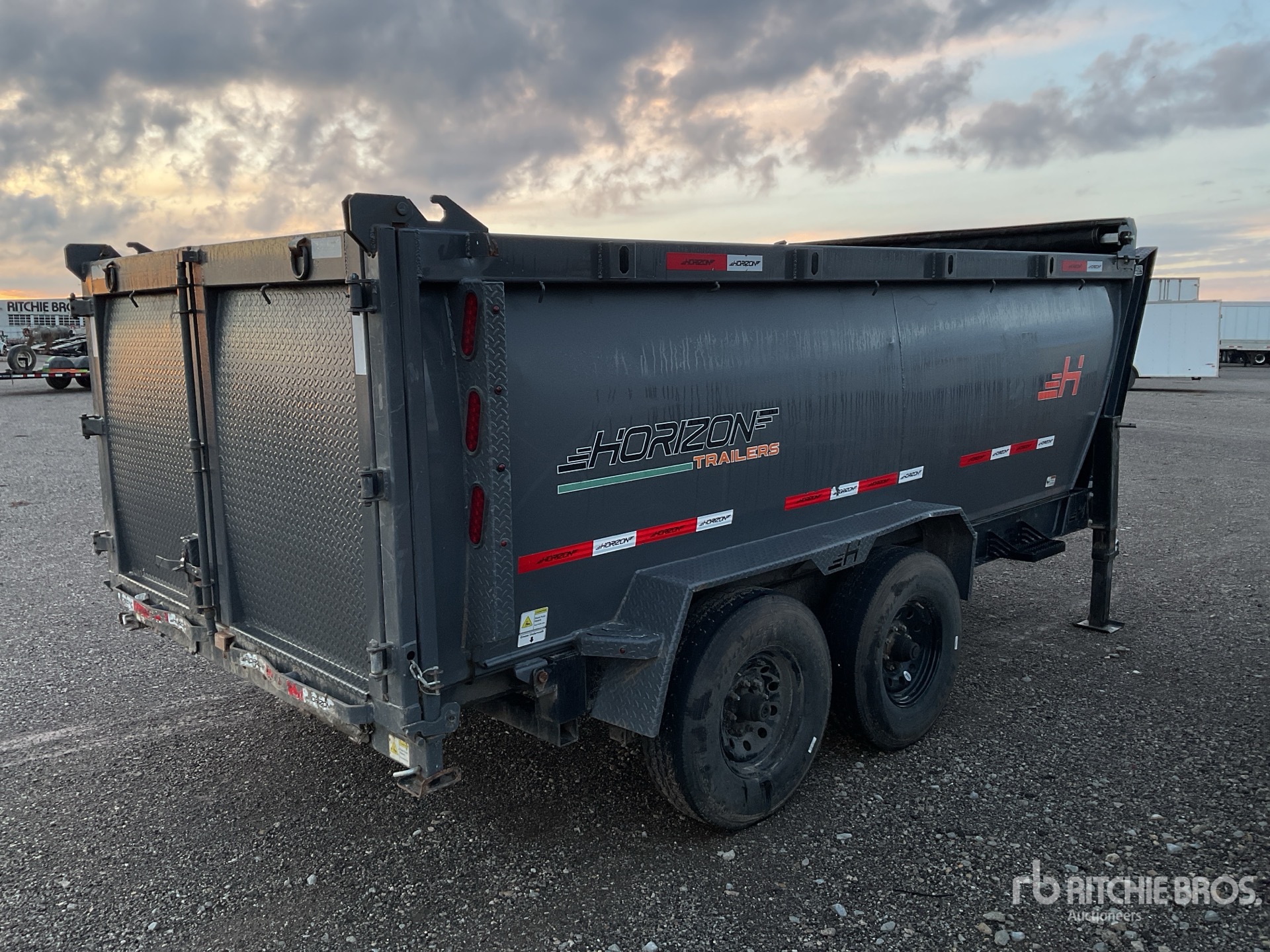 General Appearance with Foto, angolo anteriore sinistro