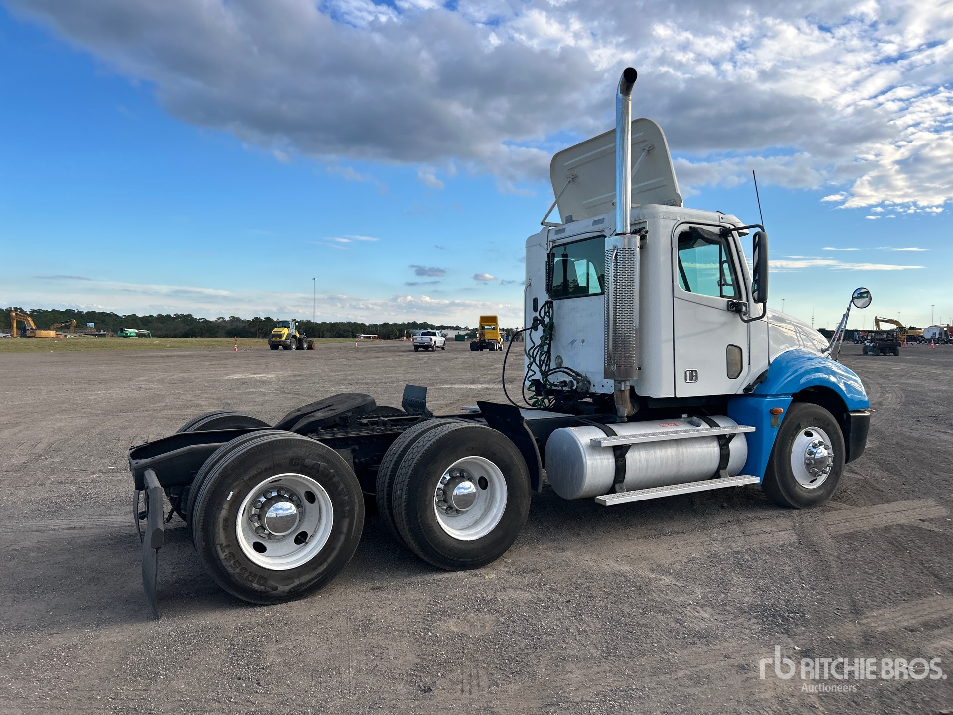 General Appearance with Foto, angolo anteriore sinistro