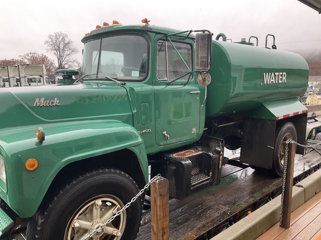 1975 Mack R401P Water Truck