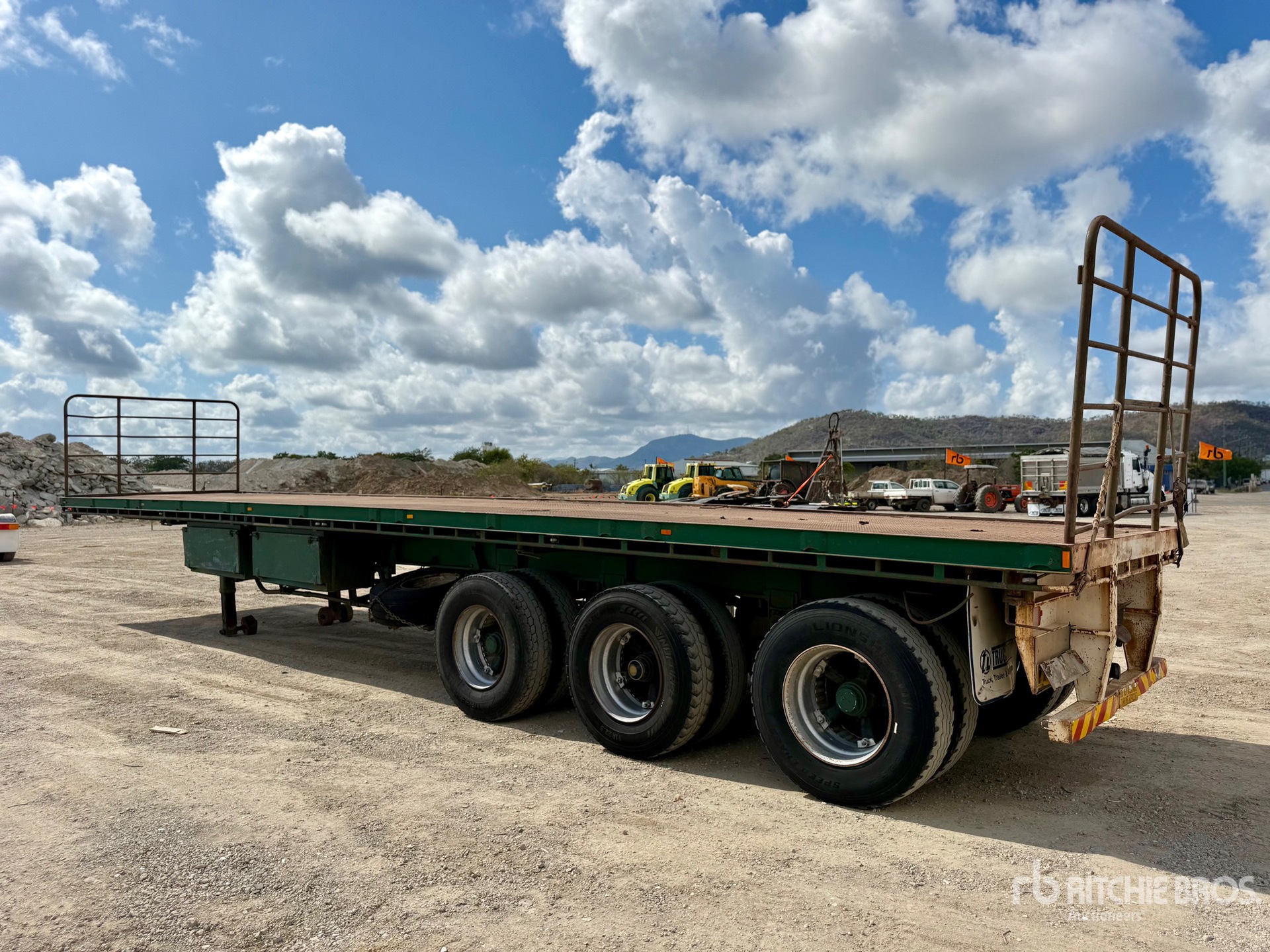 General Appearance with Foto, angolo anteriore sinistro